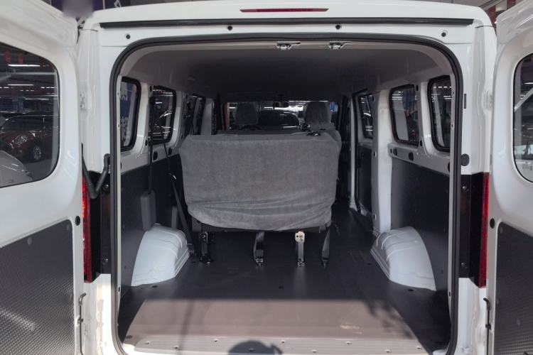 Used Wuling Yangguang 2024 300KM Comfort Version Passenger Van 75kW
