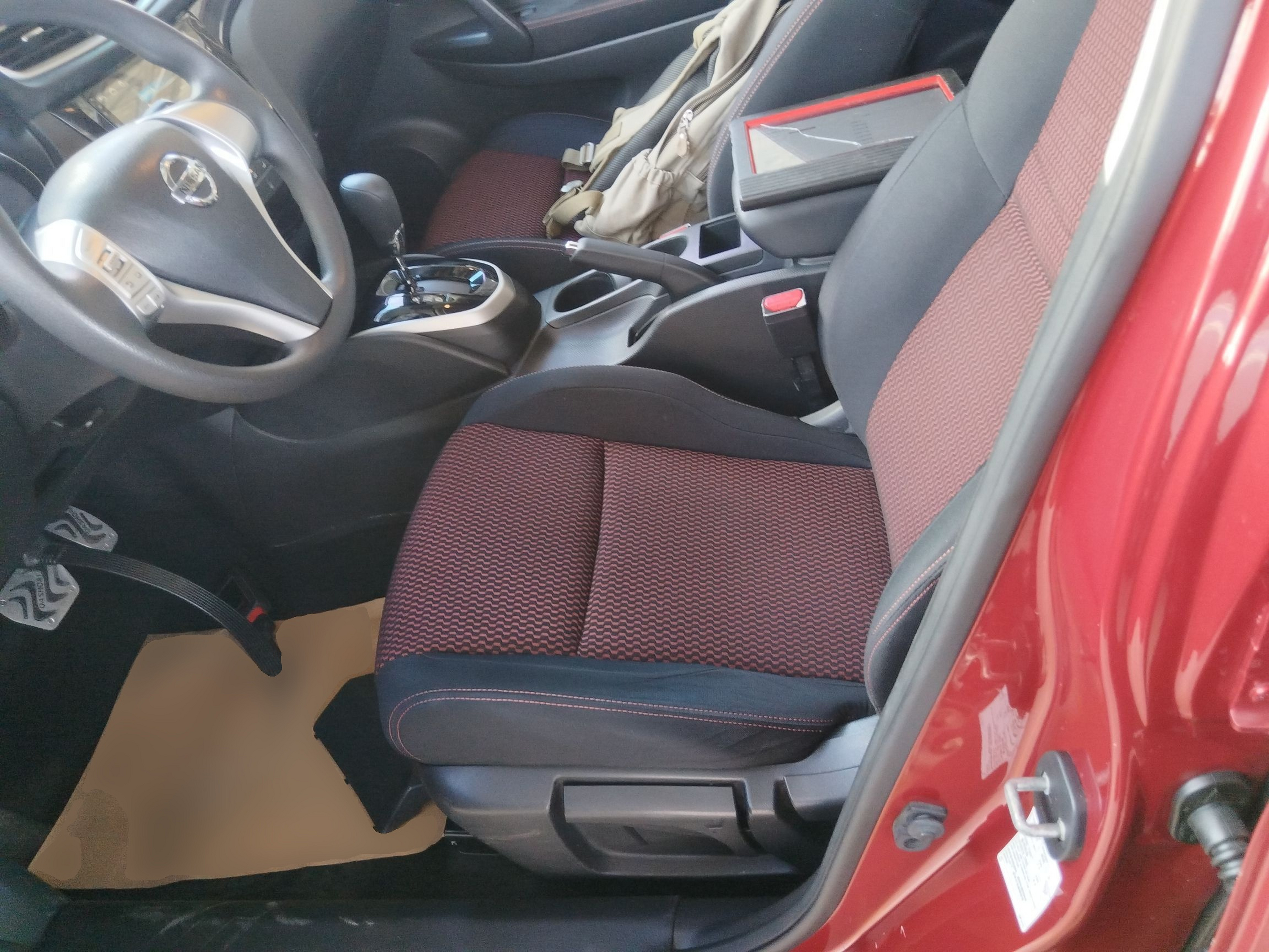 المقاعد الأمامية داخل السيارة