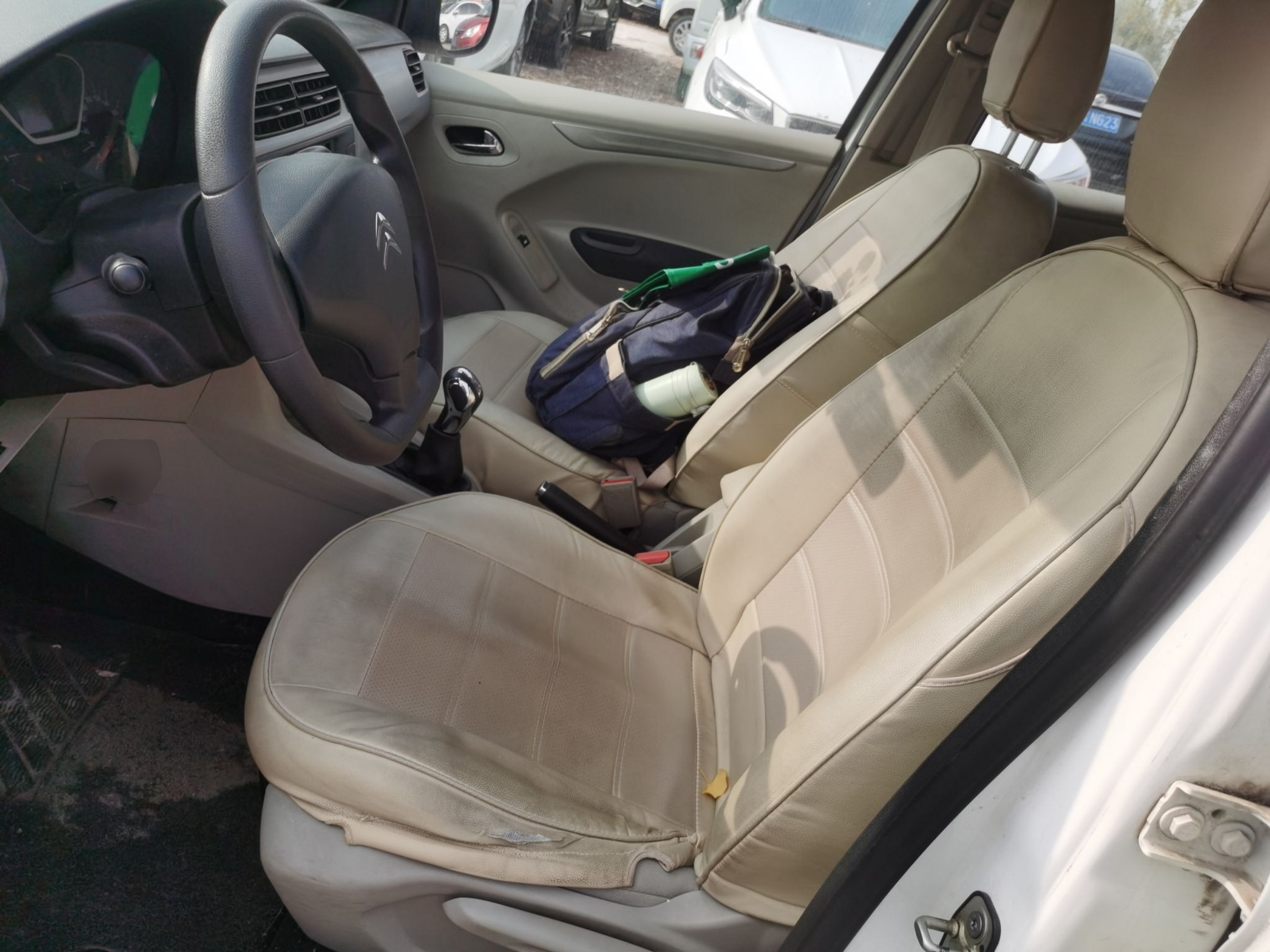 المقاعد الأمامية داخل السيارة