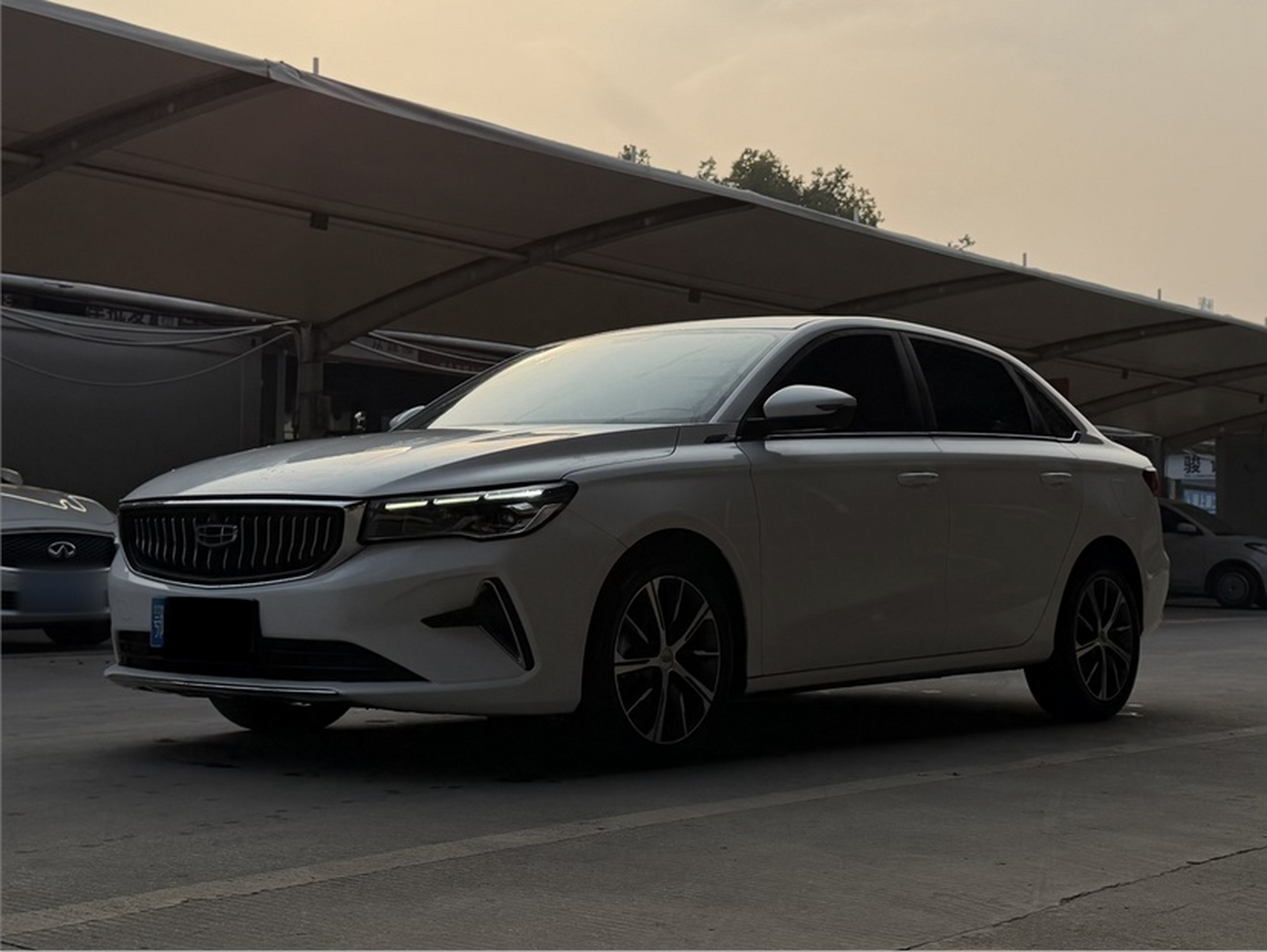 تحت مقدمة السيارة