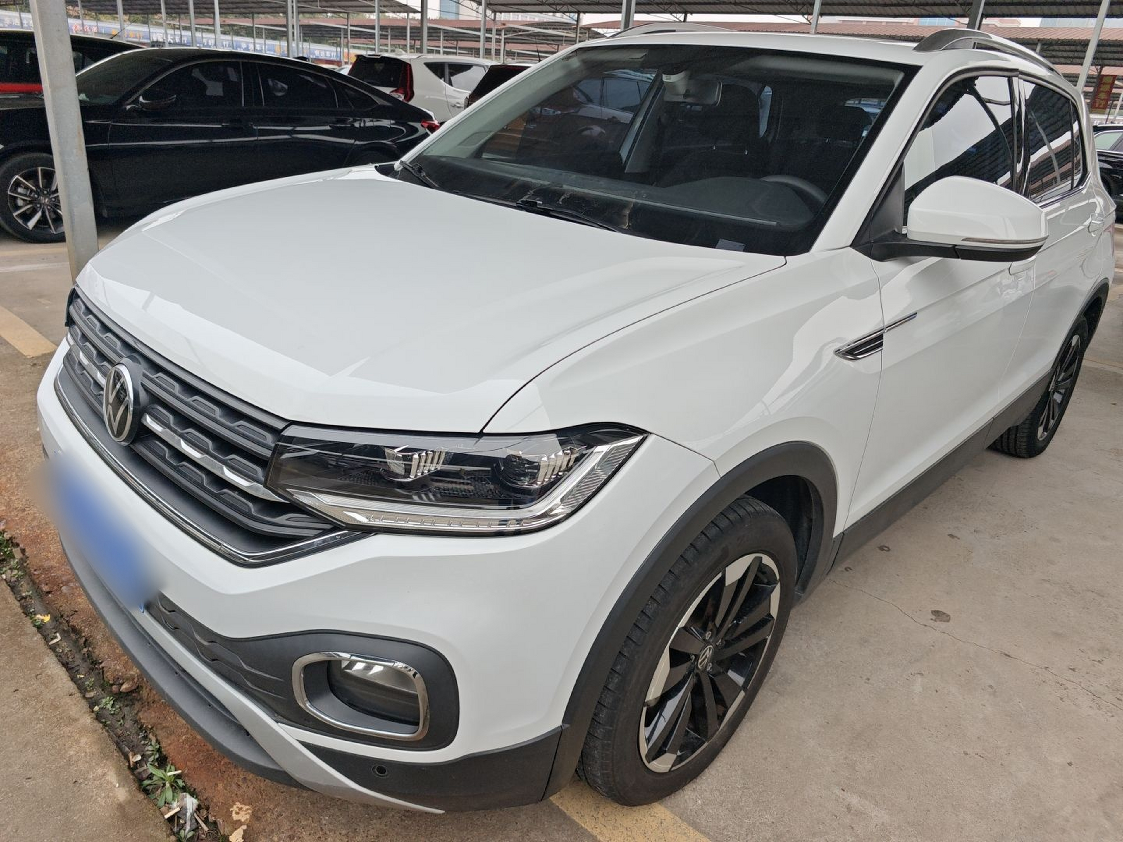 Под передней частью автомобиля