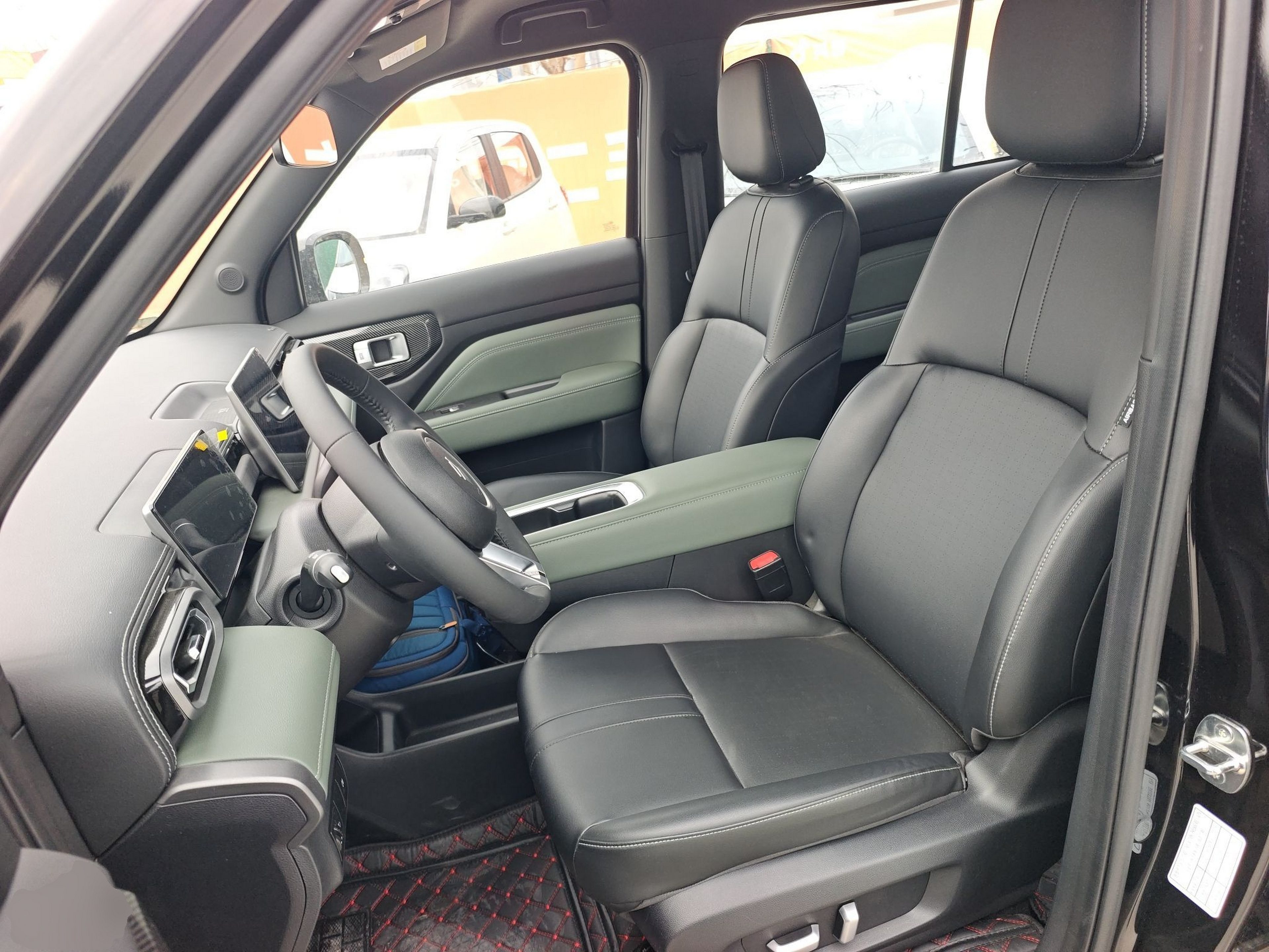 المقاعد الأمامية داخل السيارة