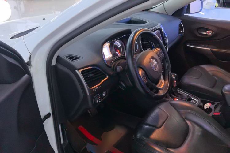 Used  Cherokee 2019 2.0T Two-Wheel Drive Smart Enjoyment Version China V
