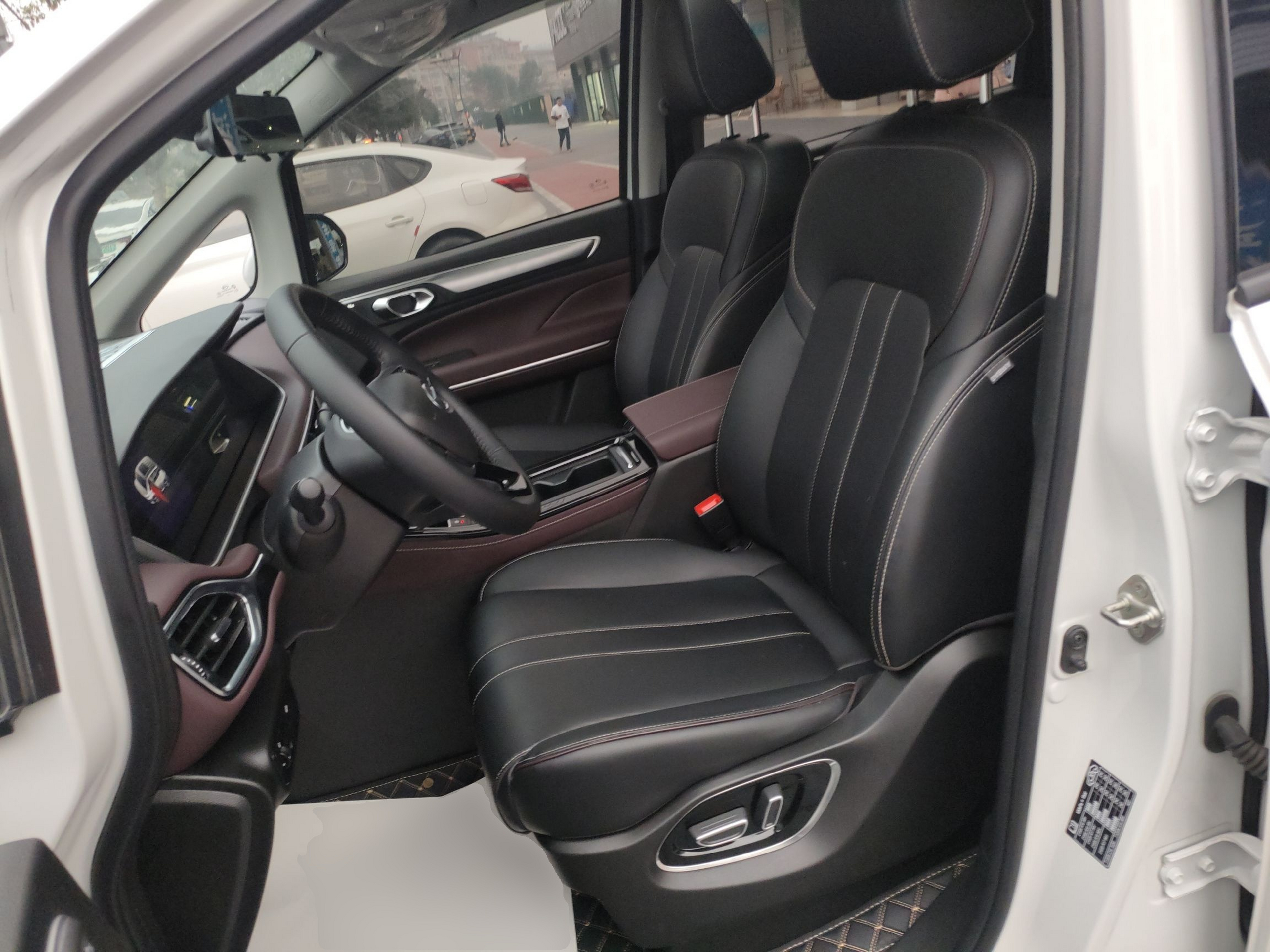 المقاعد الأمامية داخل السيارة