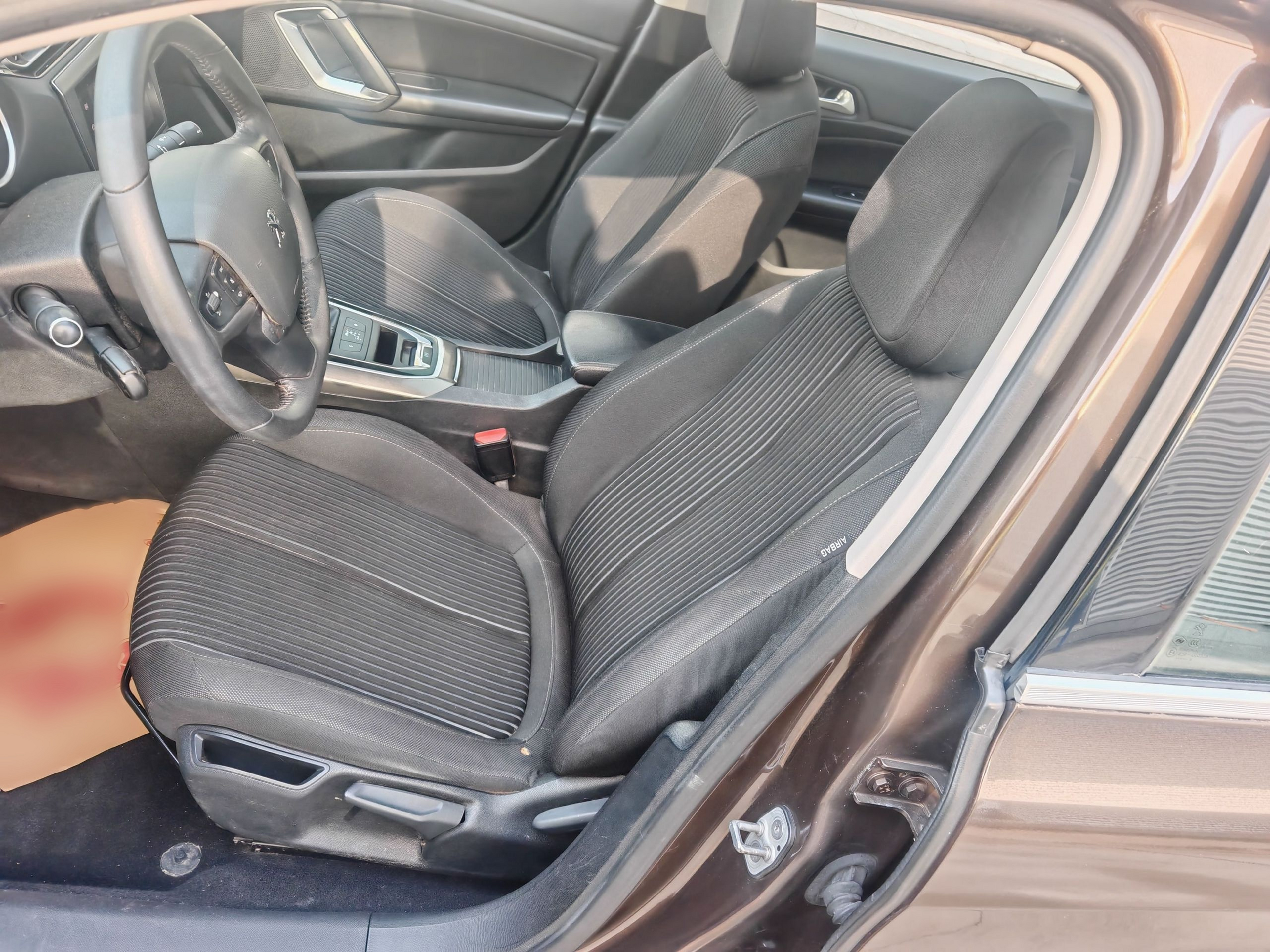 Переднее сиденье в автомобиле