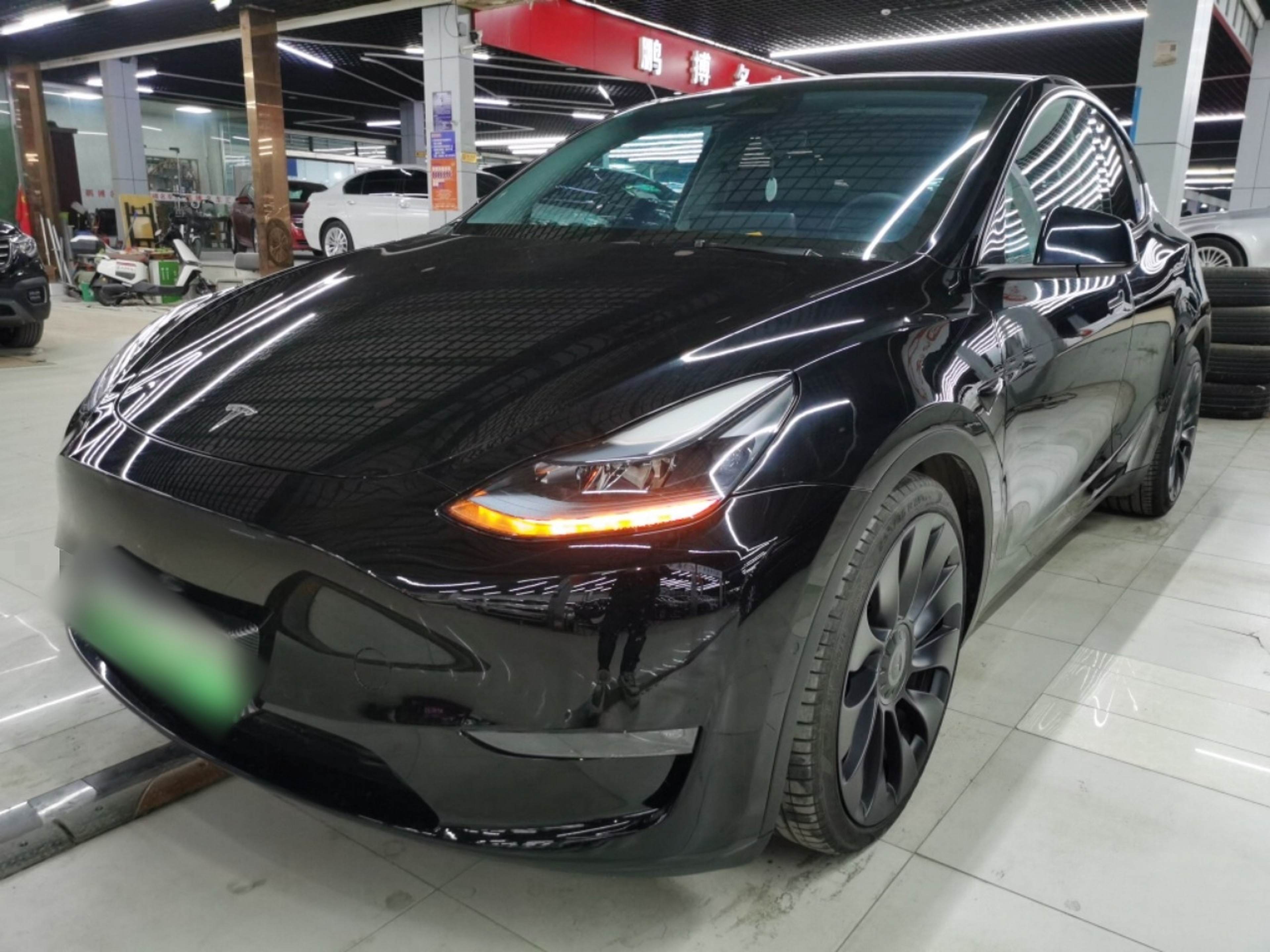 تحت مقدمة السيارة