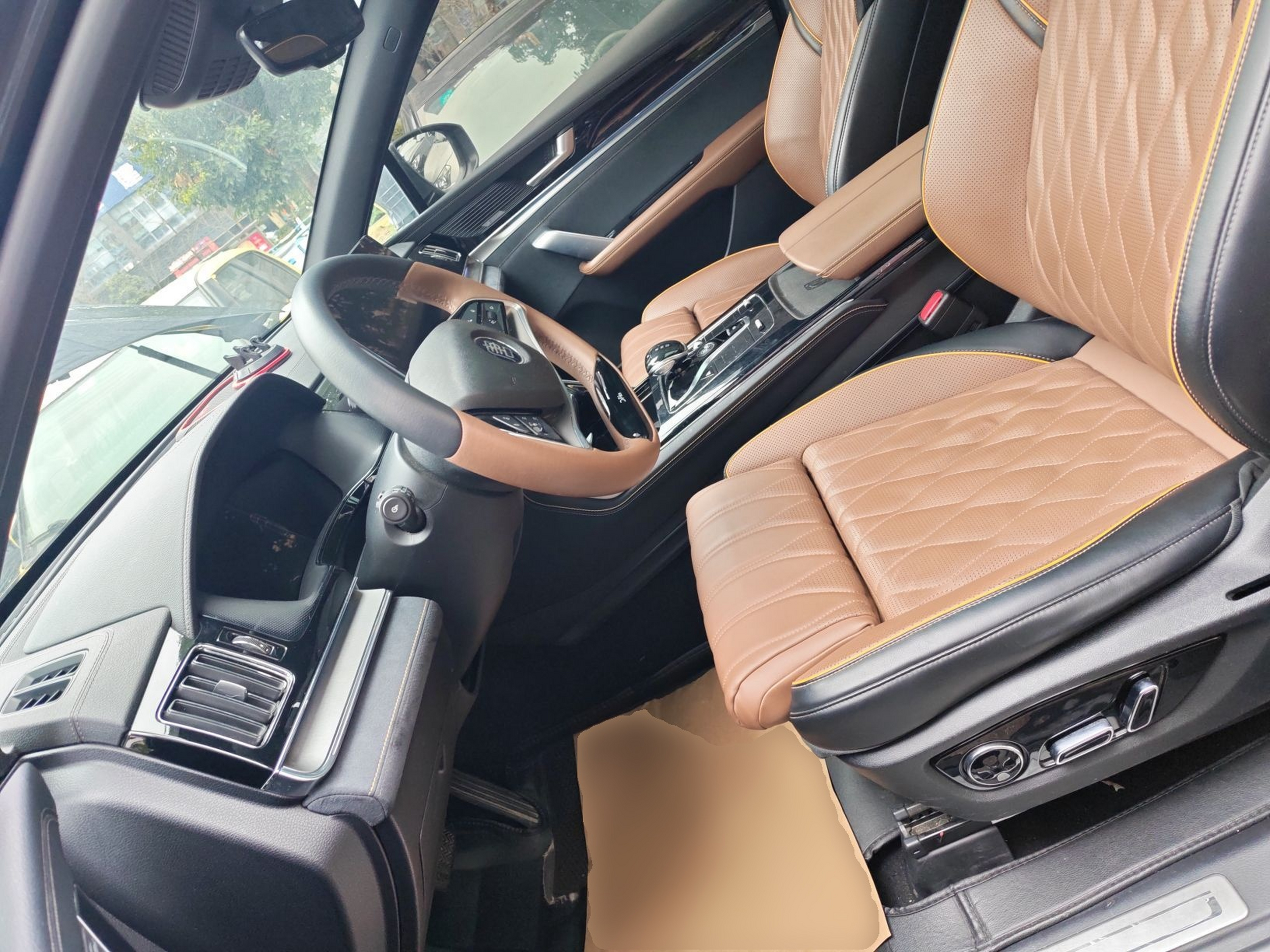 المقاعد الأمامية داخل السيارة