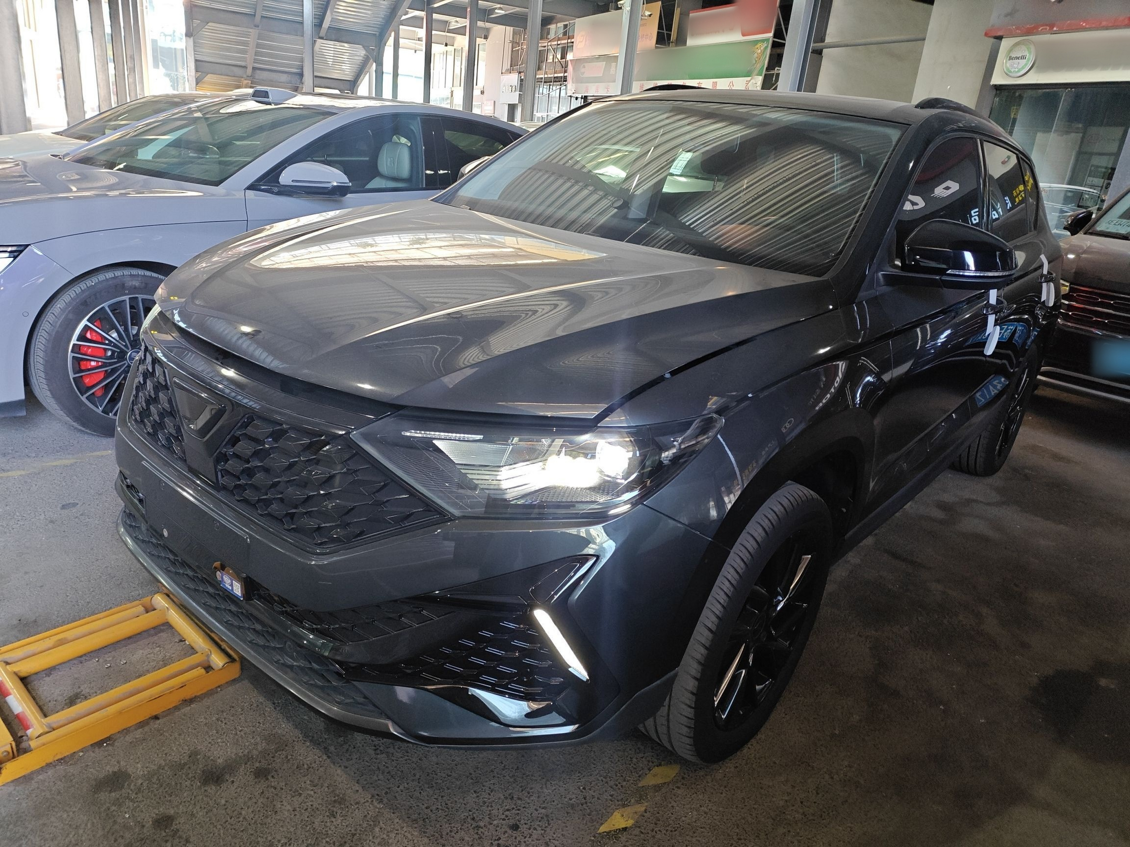 تحت مقدمة السيارة