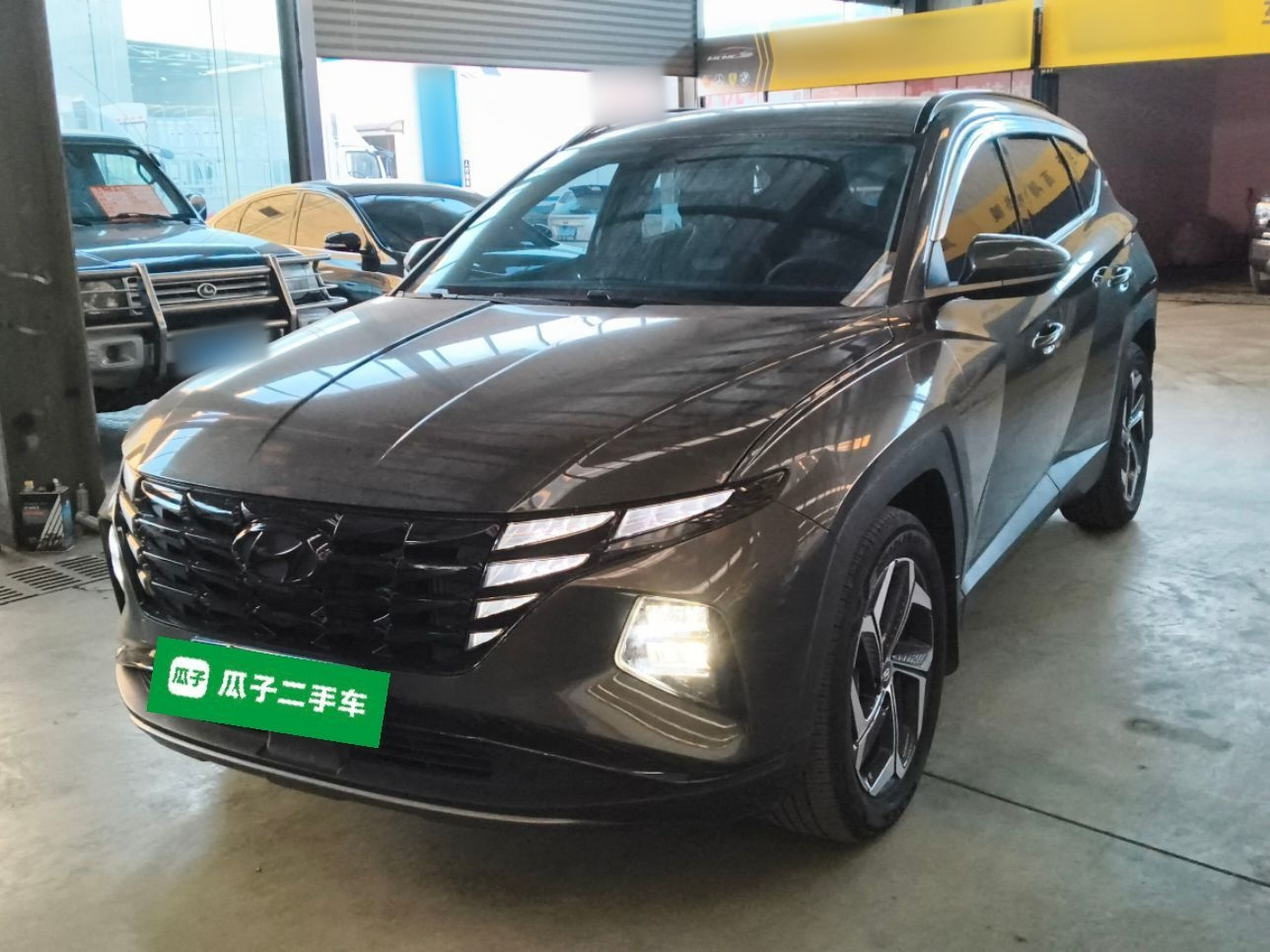 تحت مقدمة السيارة