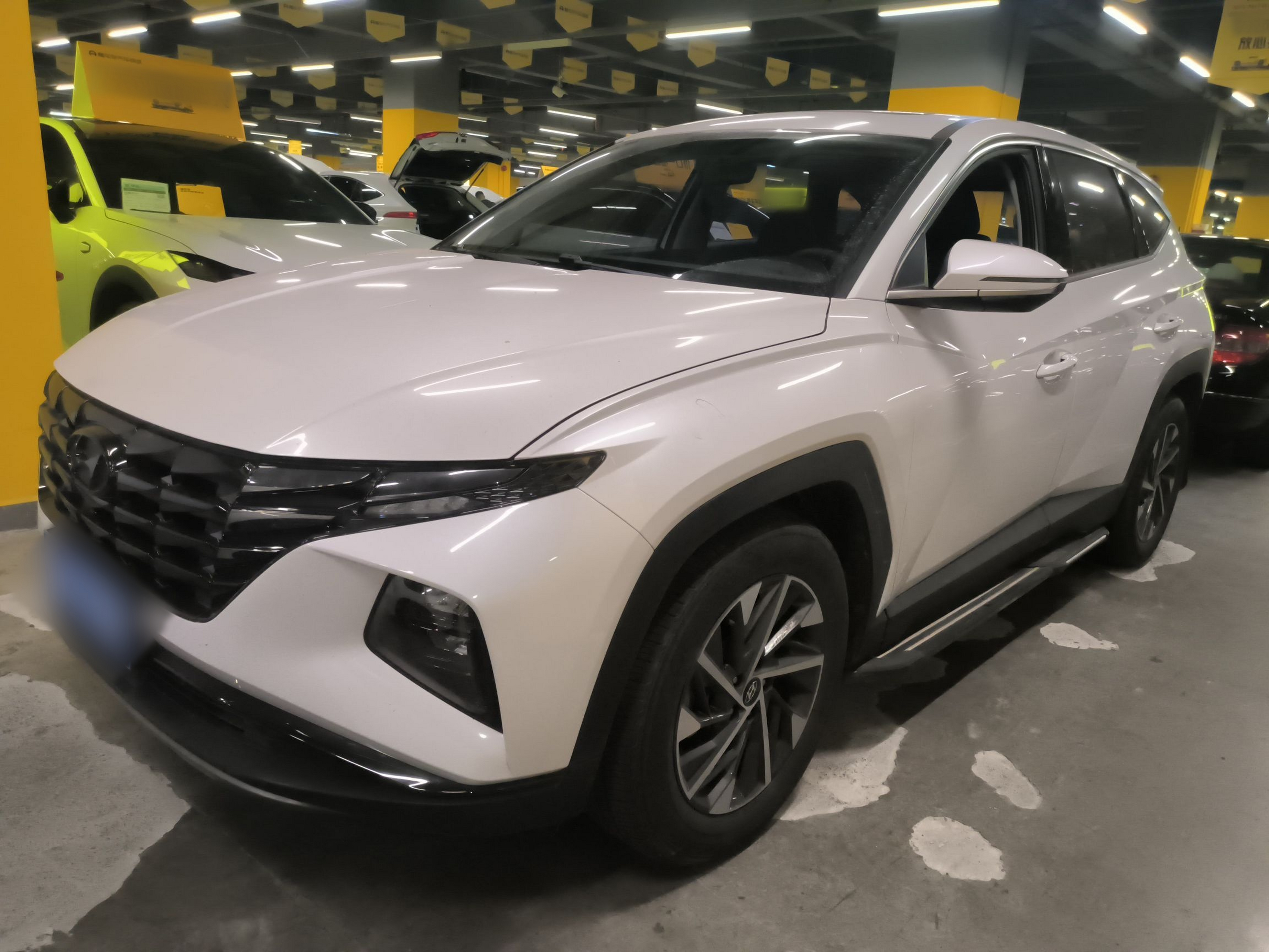 تحت مقدمة السيارة