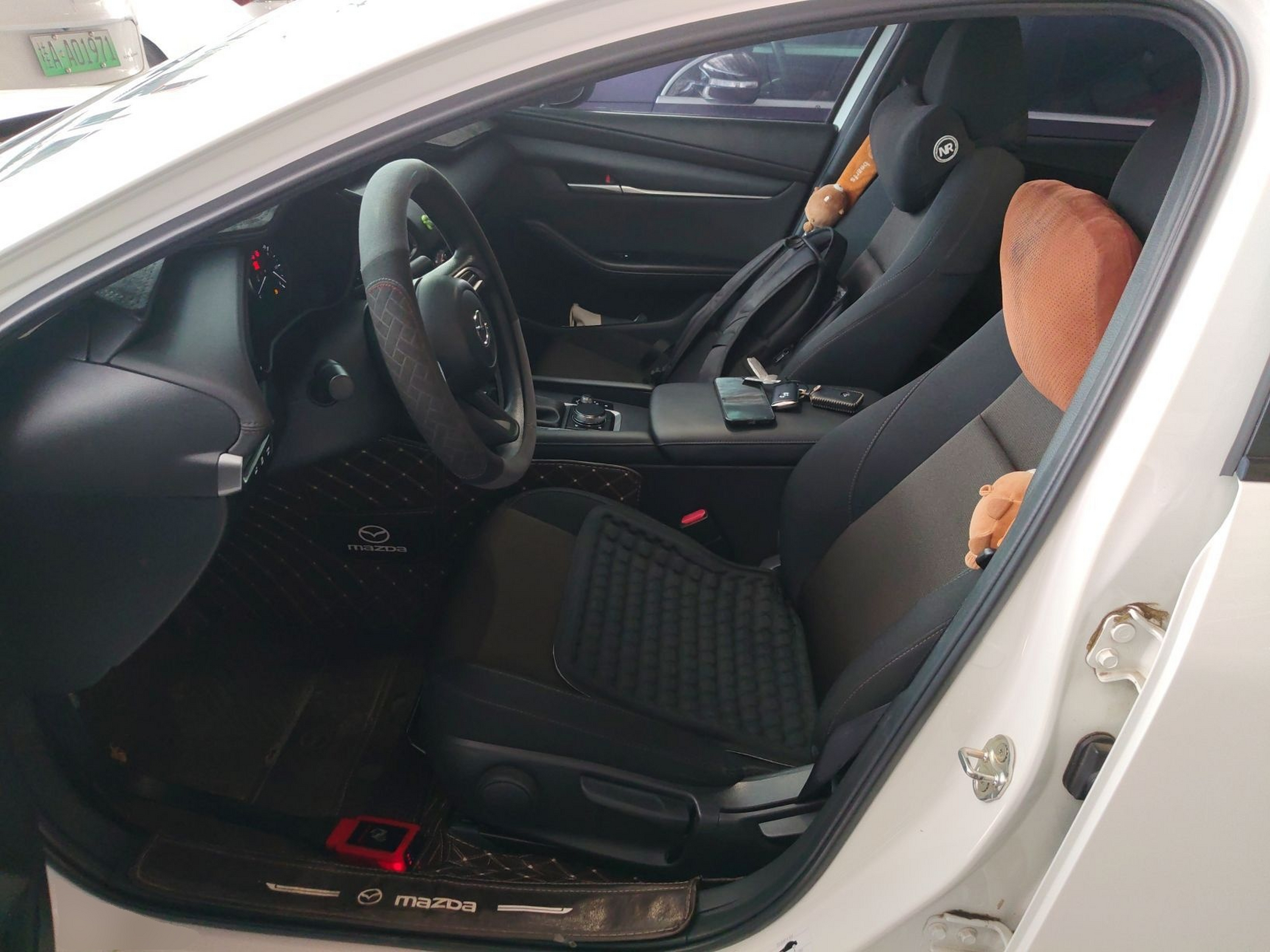 المقاعد الأمامية داخل السيارة