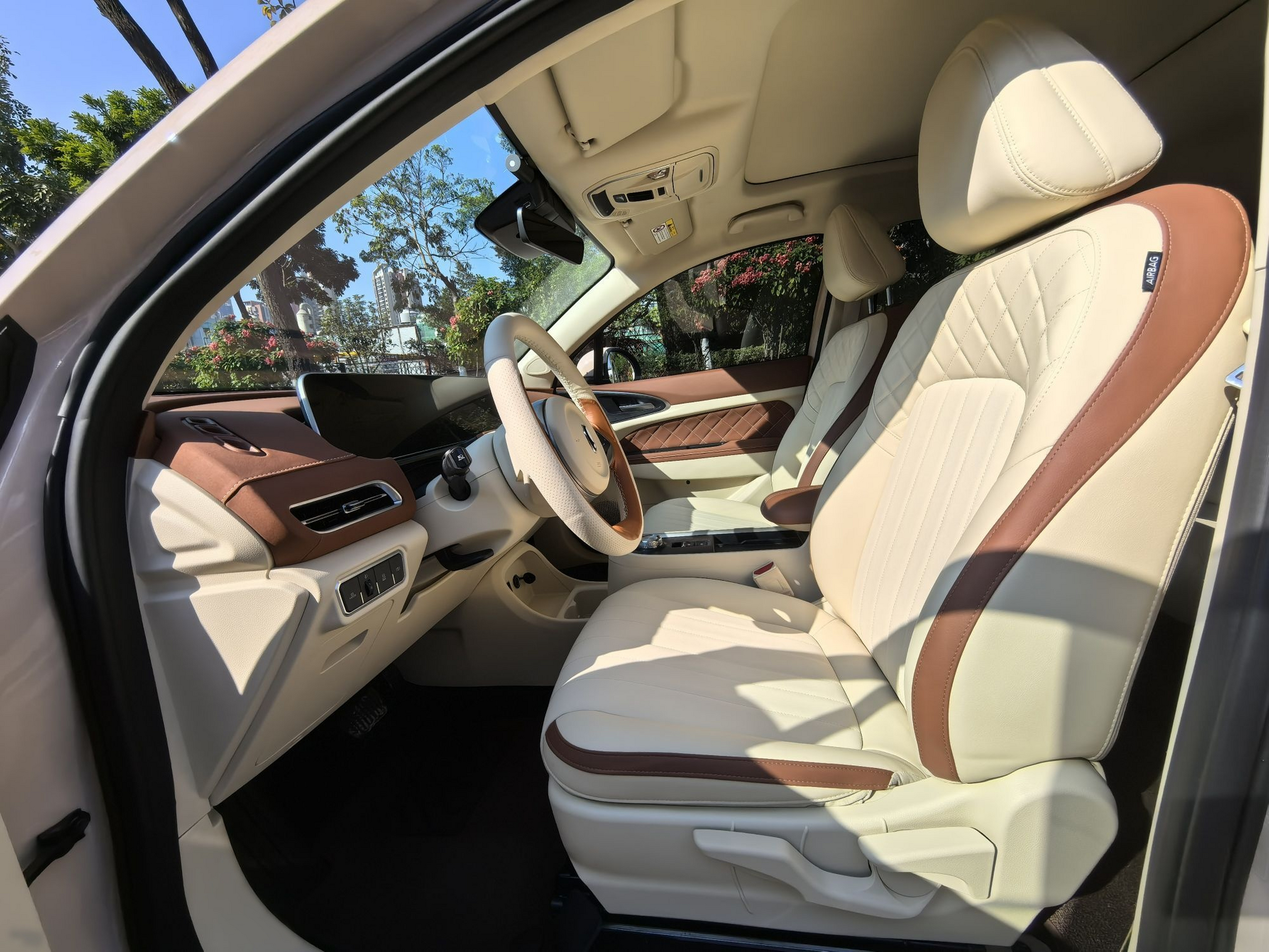 Переднее сиденье в автомобиле