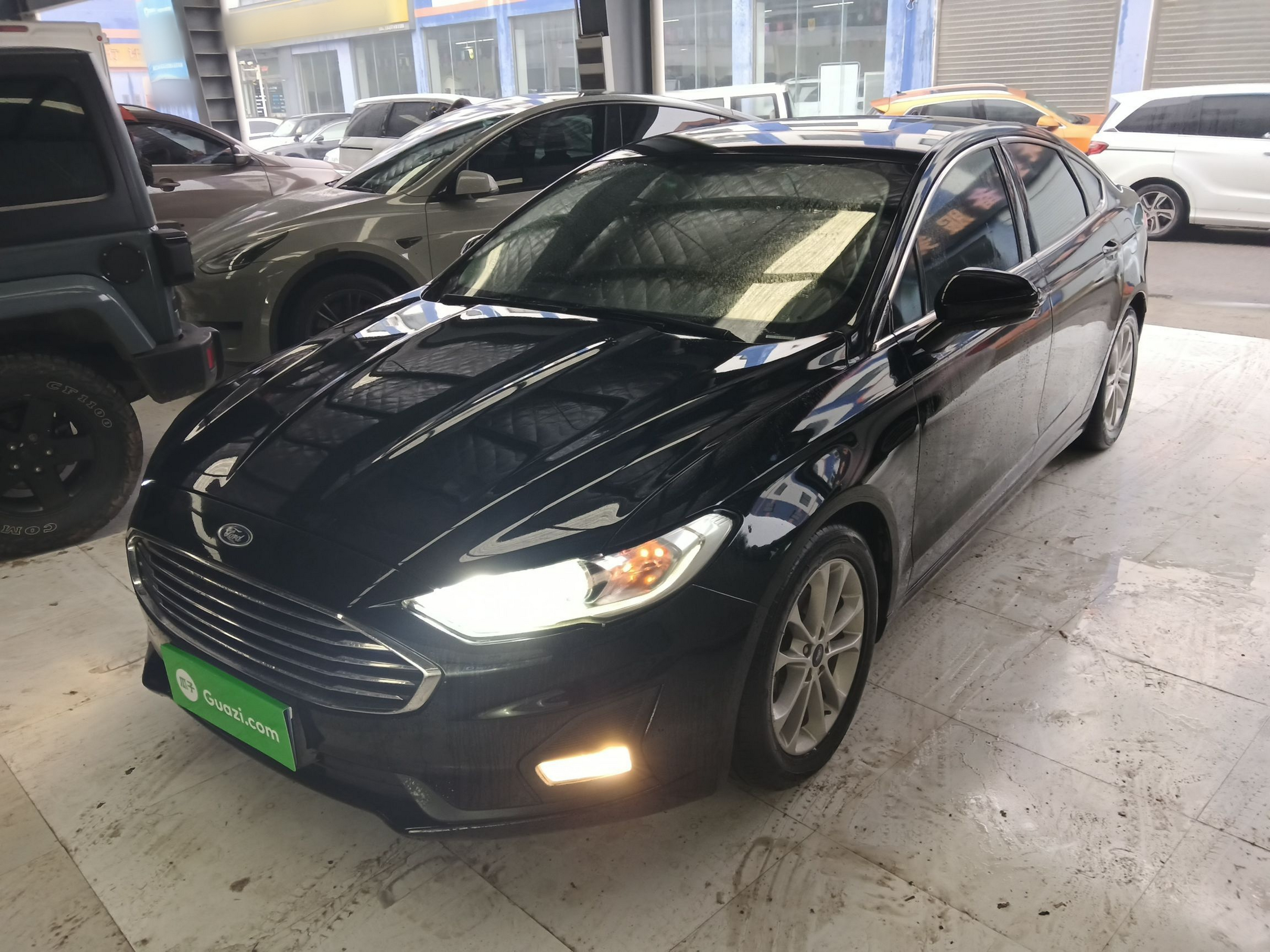 Под передней частью автомобиля