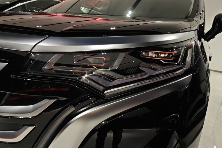 Used Denza D9 2025 DM-i Intelligent Drive 1020 Four-Wheel Drive Flagship Model