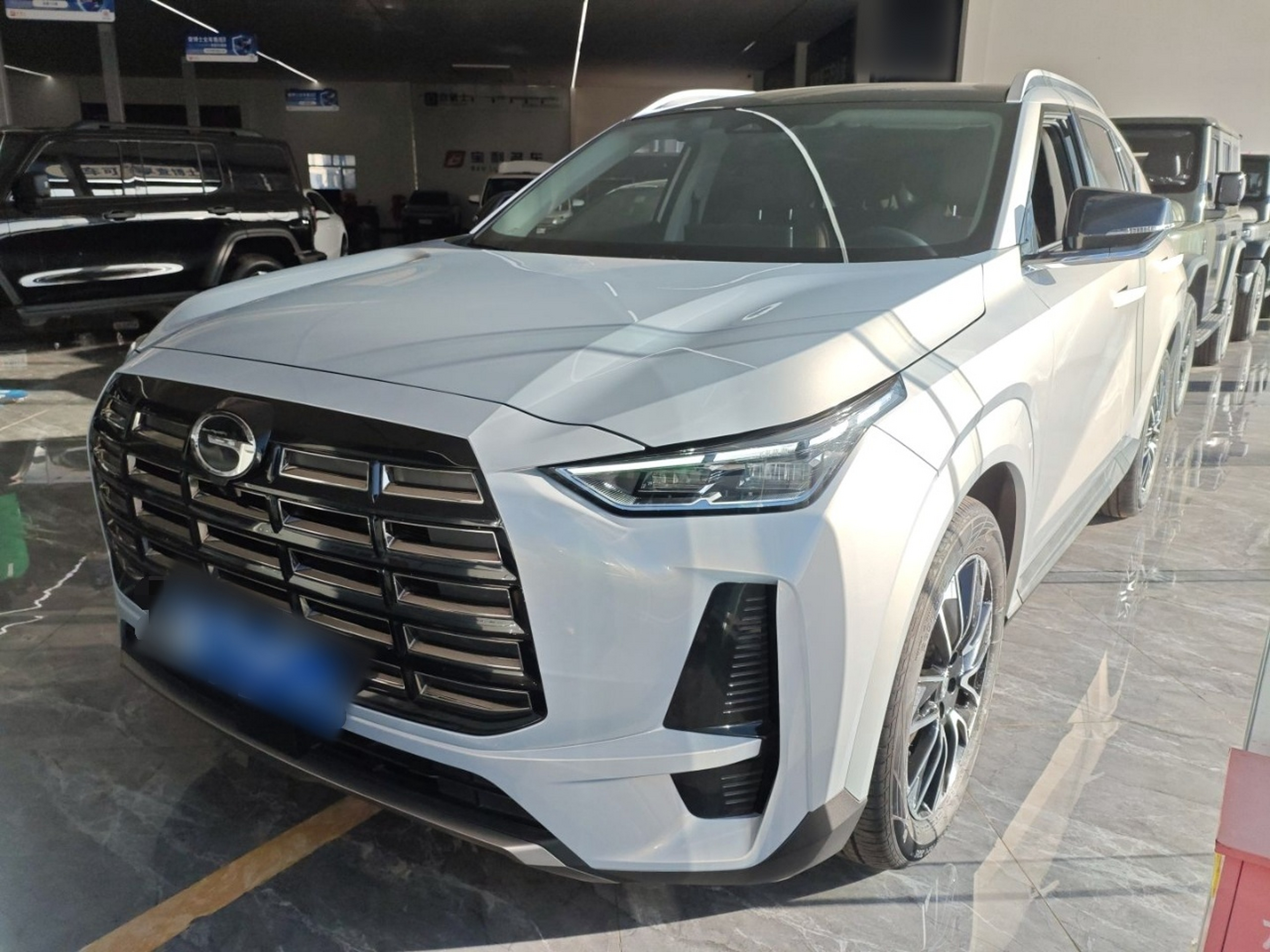 تحت مقدمة السيارة