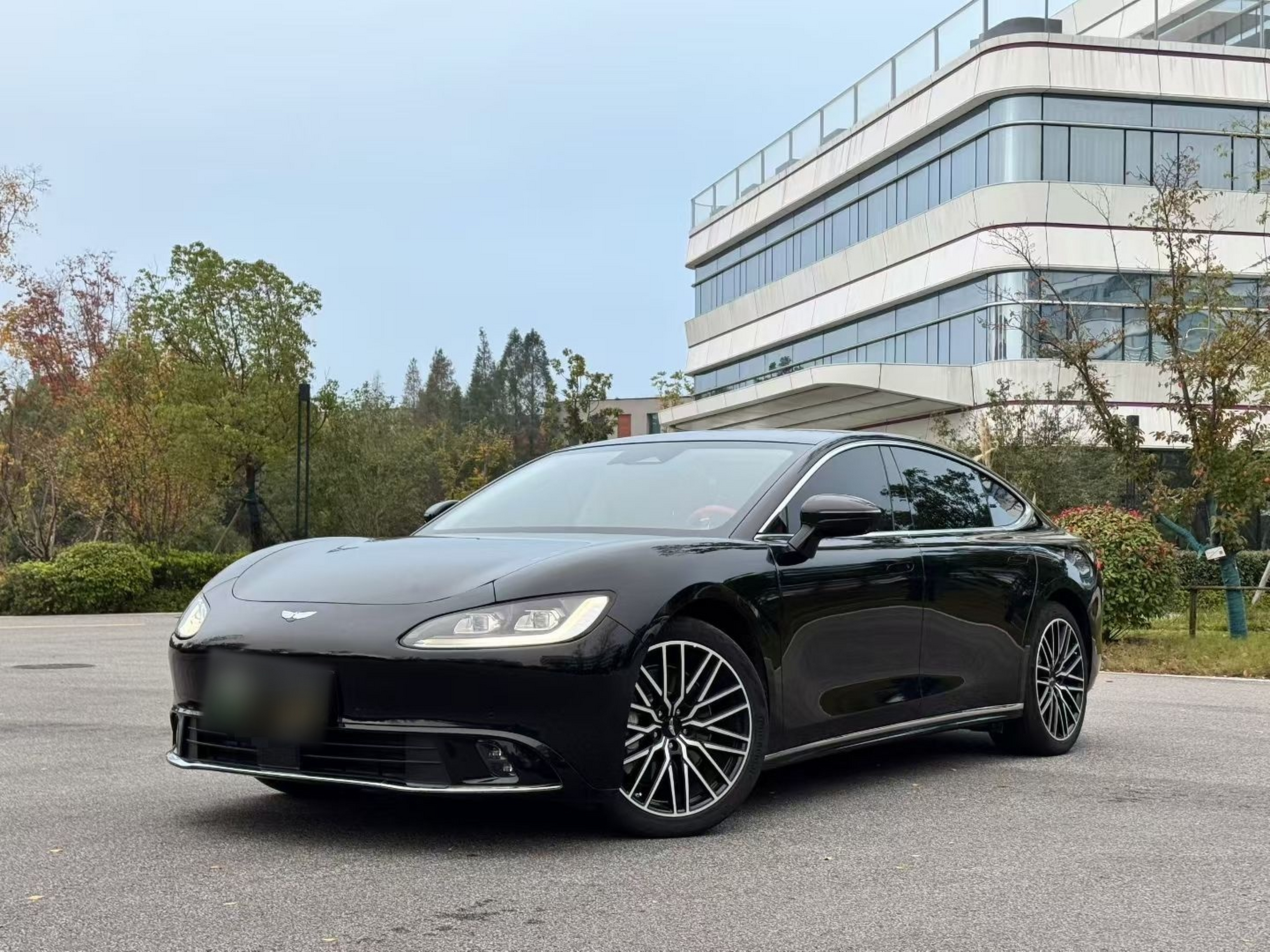 Под передней частью автомобиля