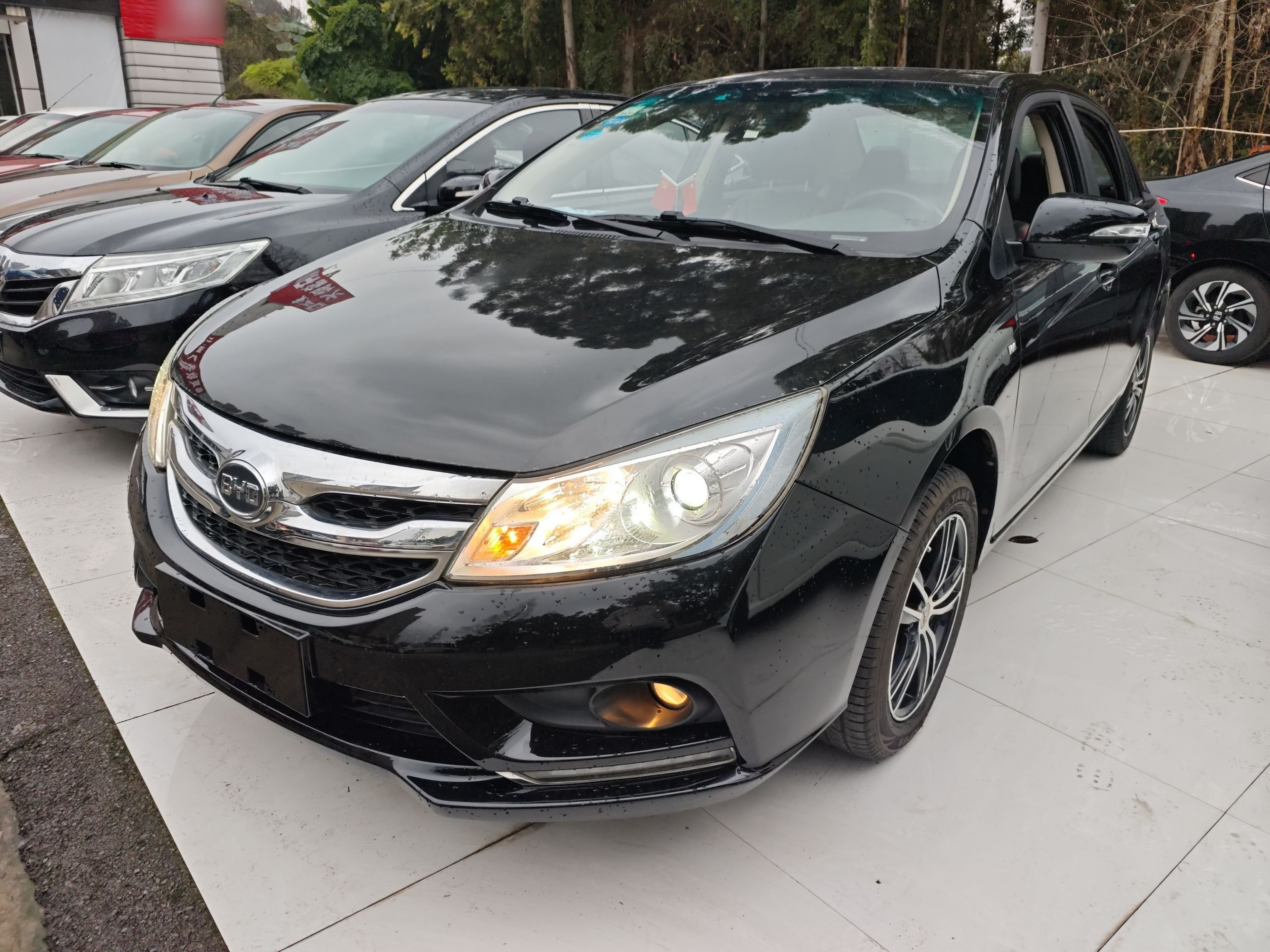 Под передней частью автомобиля