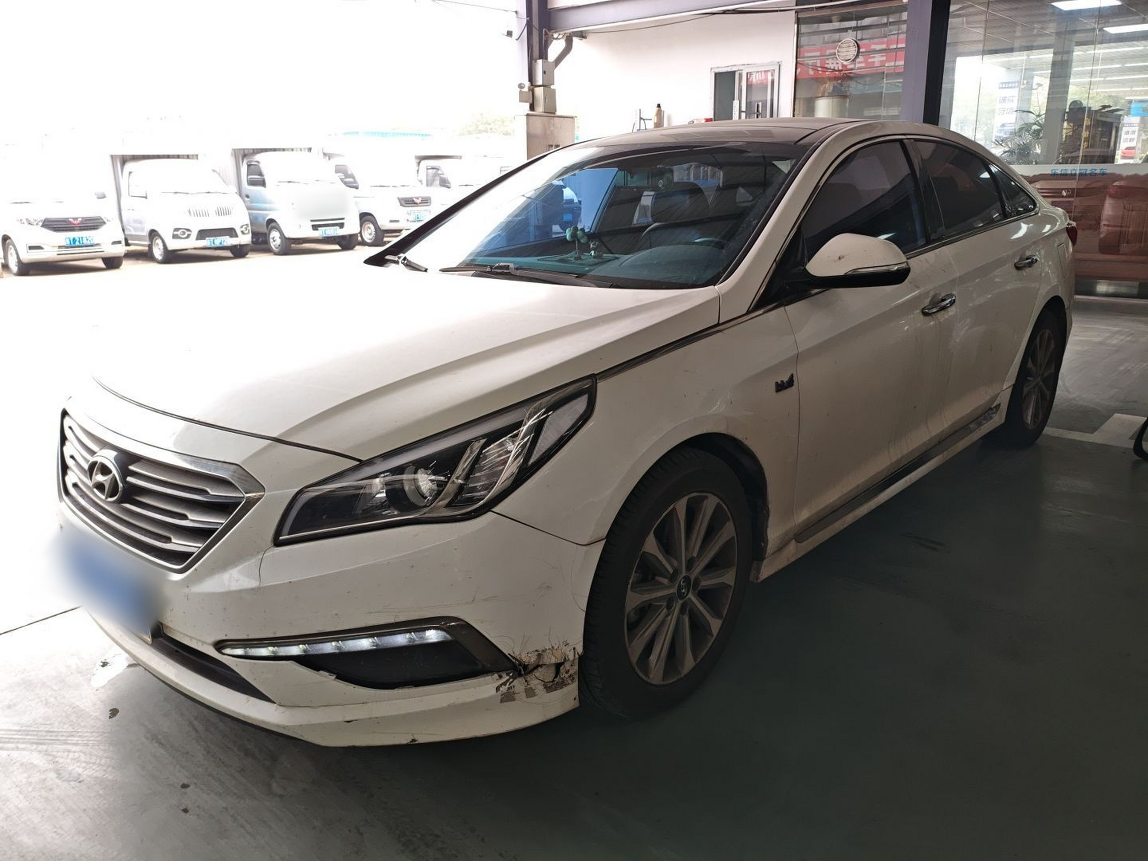 Под передней частью автомобиля