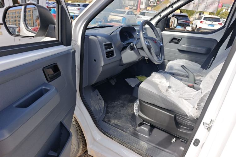 Used Wuling Yangguang 2024 300KM Comfort Version Passenger Van 75kW