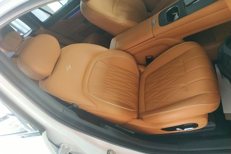 Used  eπ008 2025 210Max Range-Extended Version 5 Seats