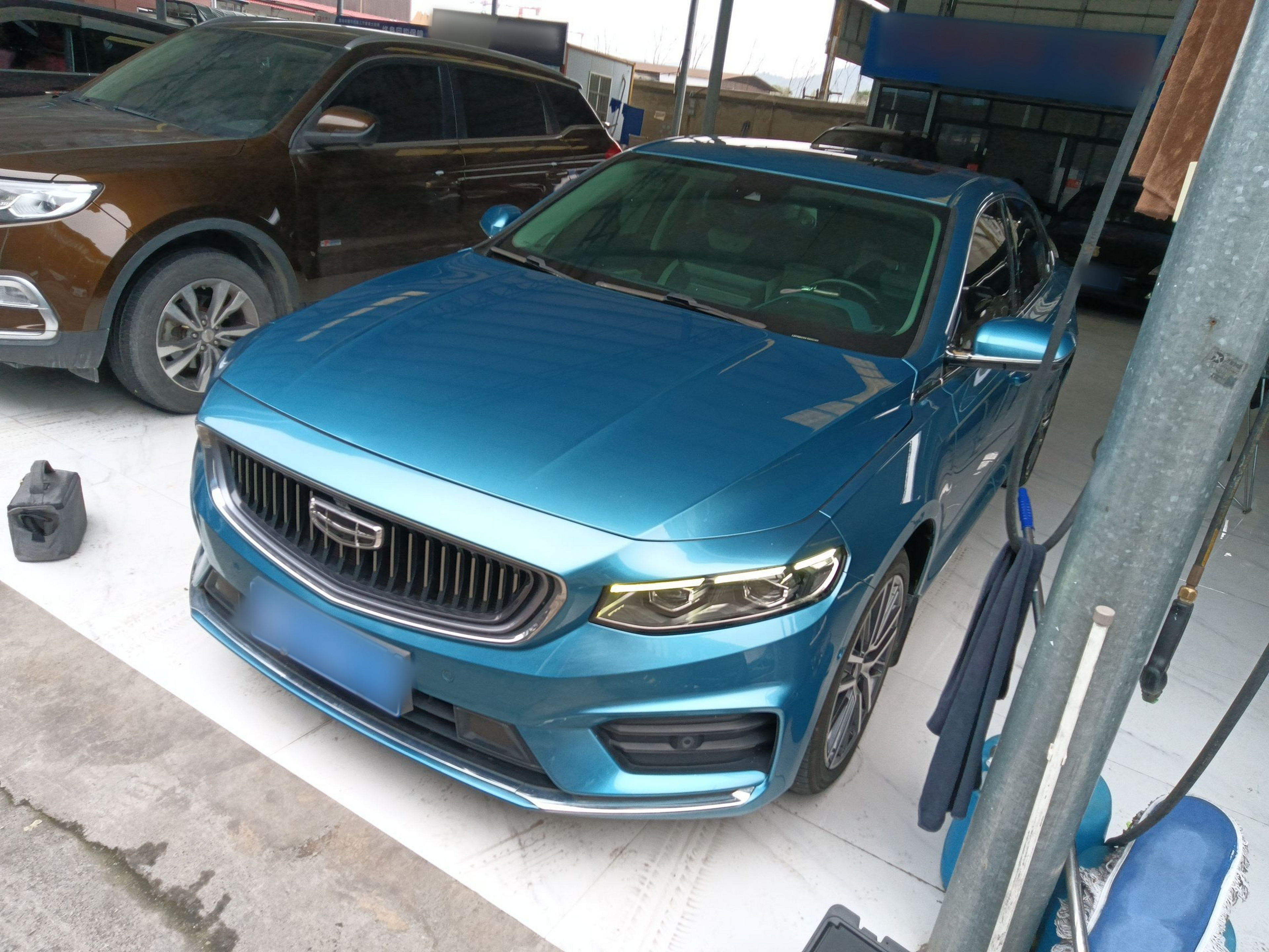 Под передней частью автомобиля