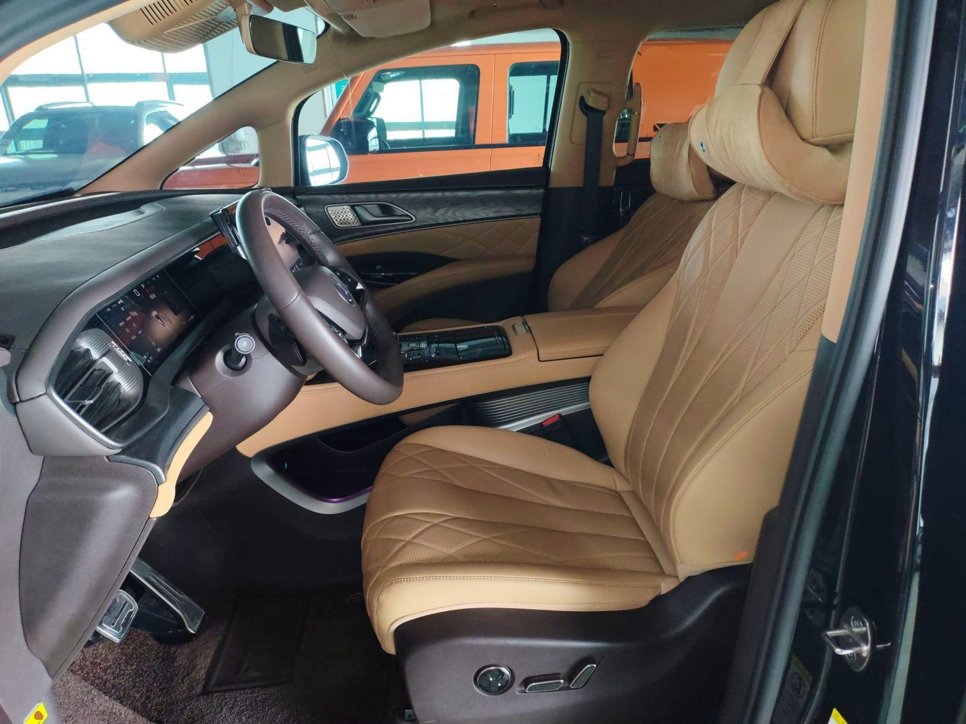 المقاعد الأمامية داخل السيارة