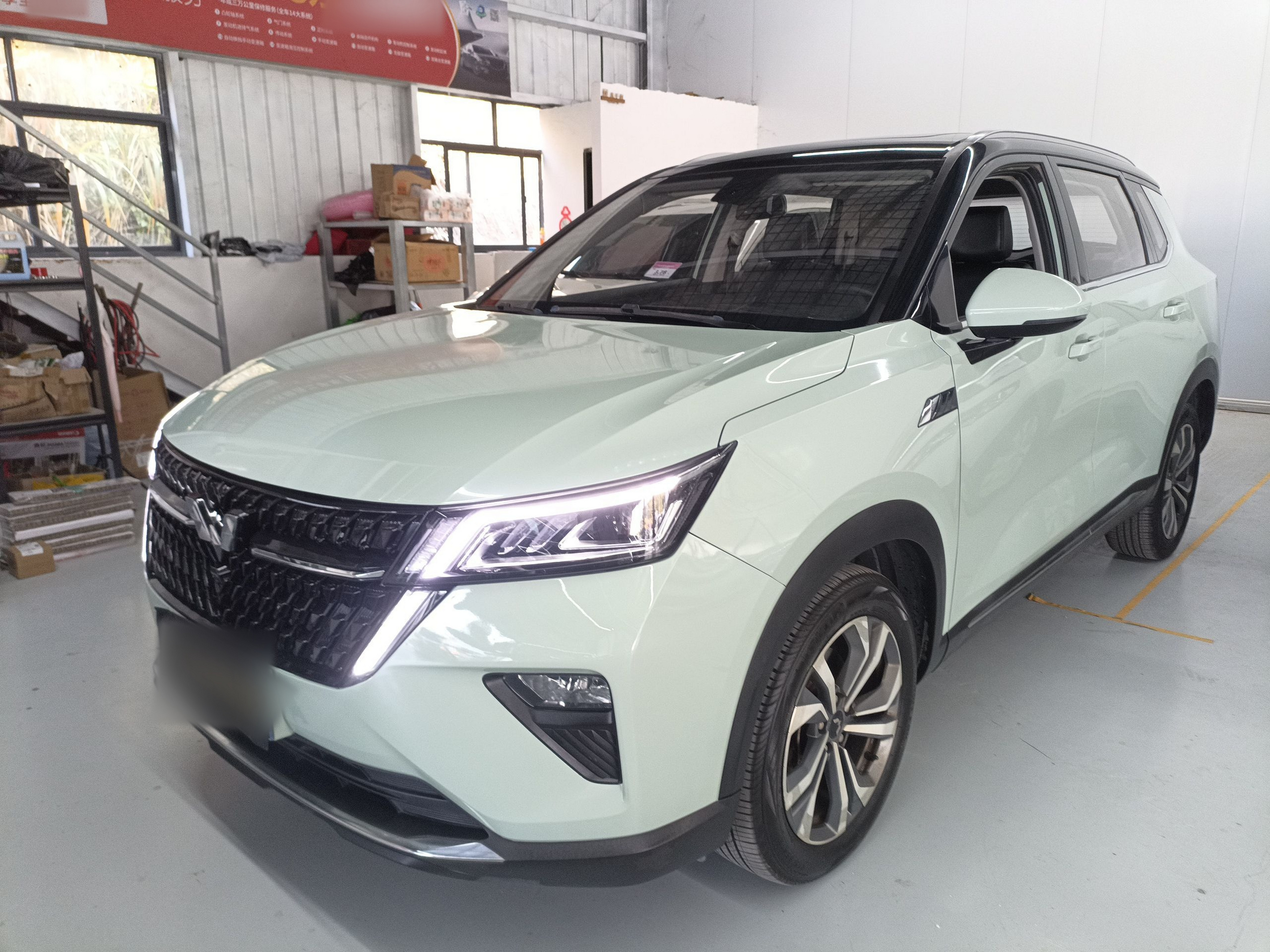 تحت مقدمة السيارة