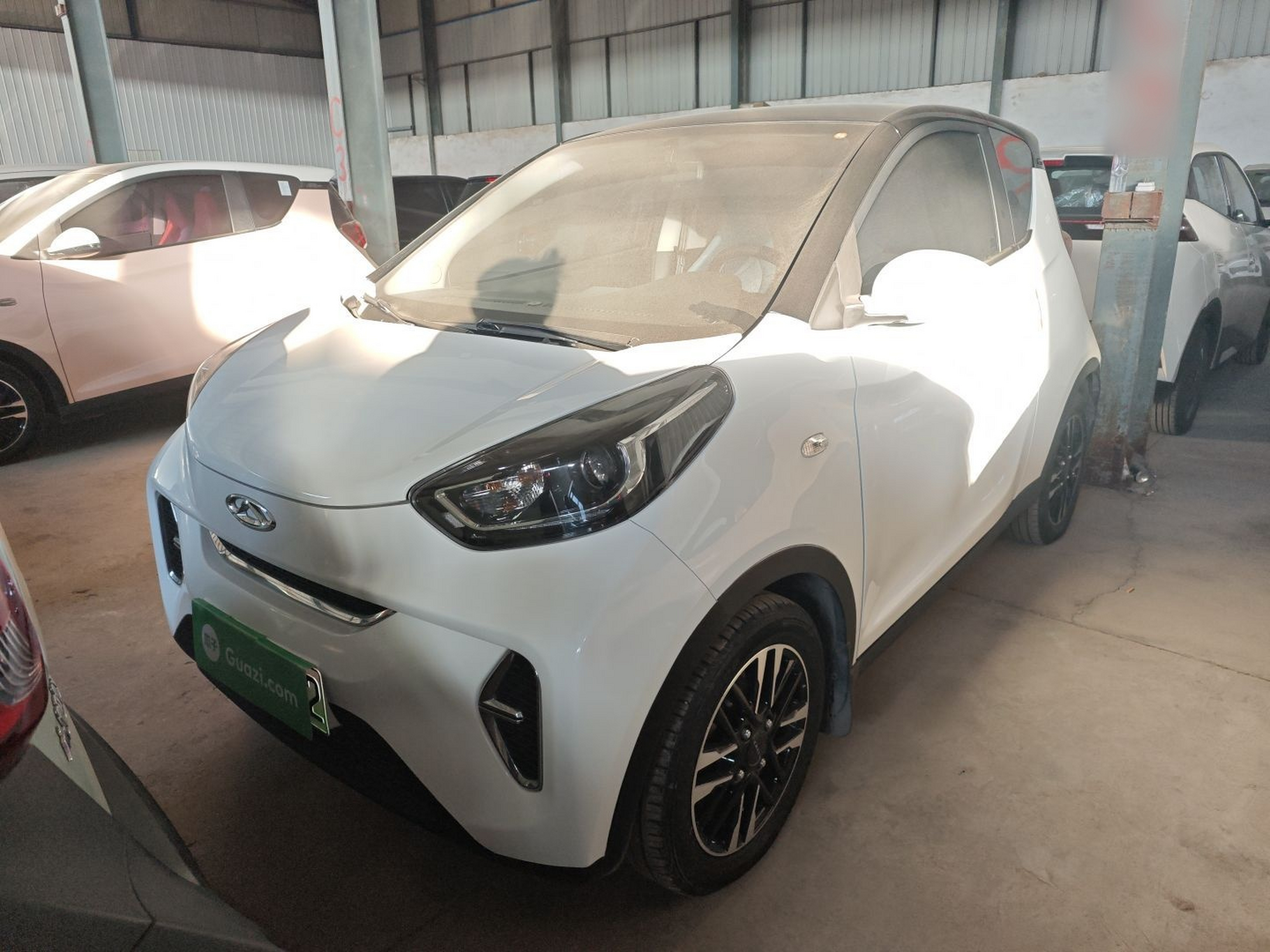 تحت مقدمة السيارة