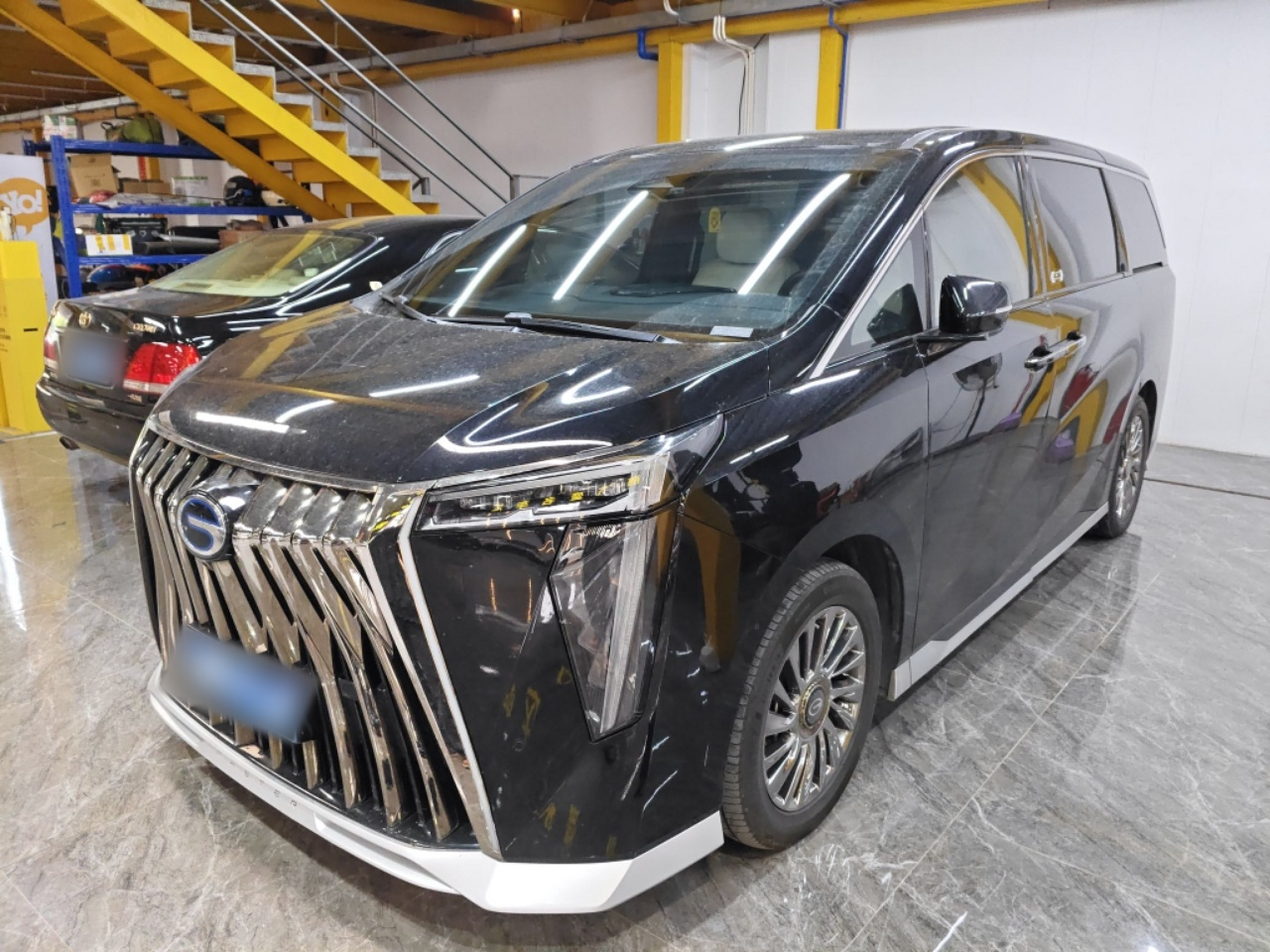 تحت مقدمة السيارة