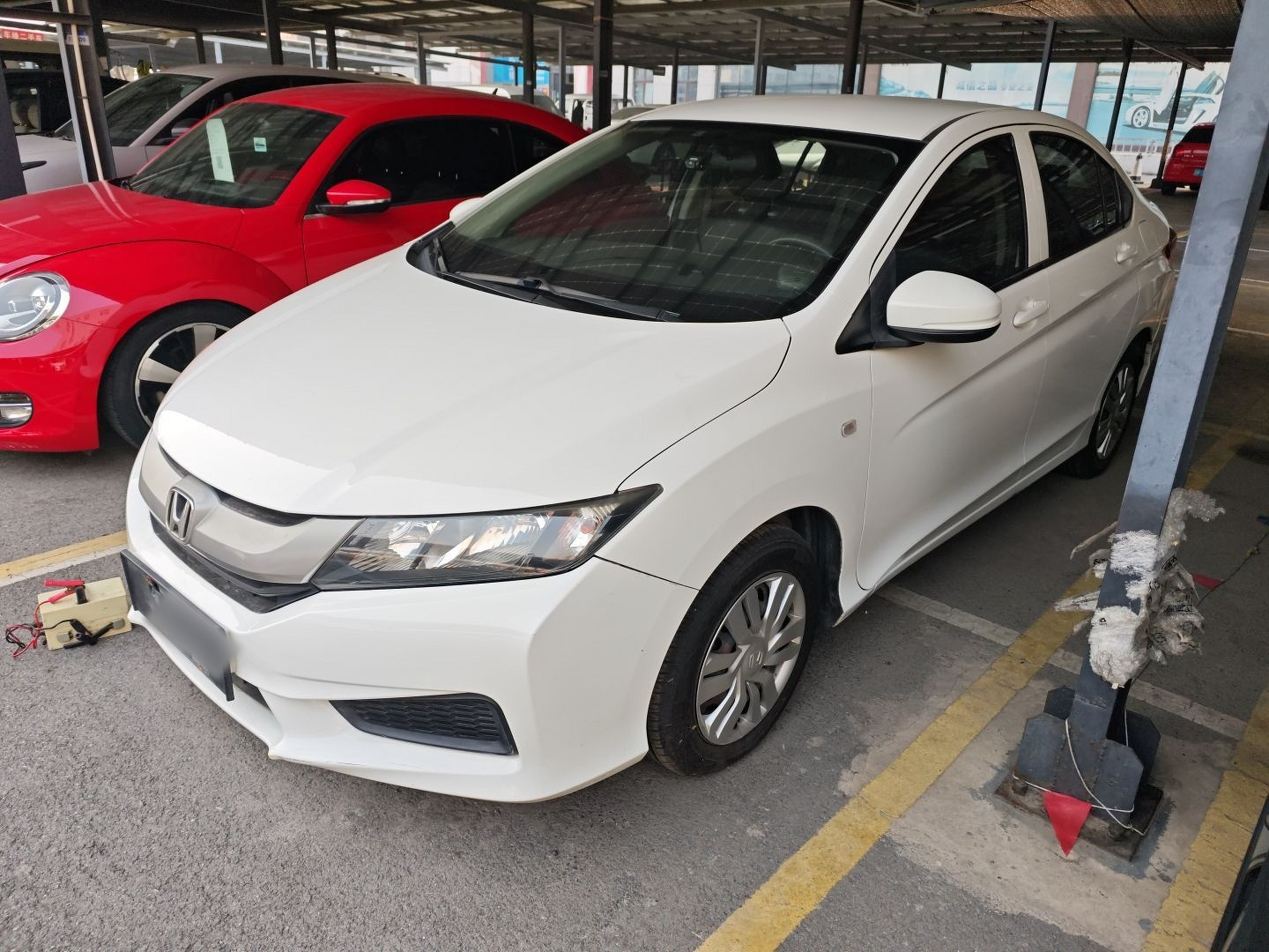 تحت مقدمة السيارة