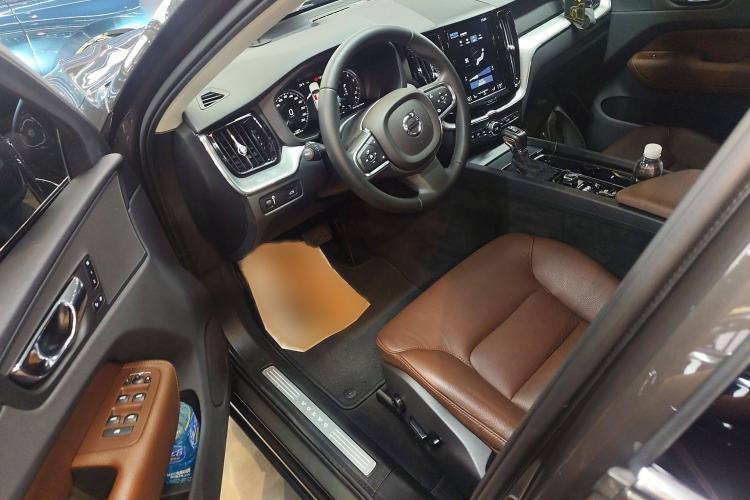 Used Volvo XC60 2019 T5 4x4 Zhiyuan Edition China VI Standard
