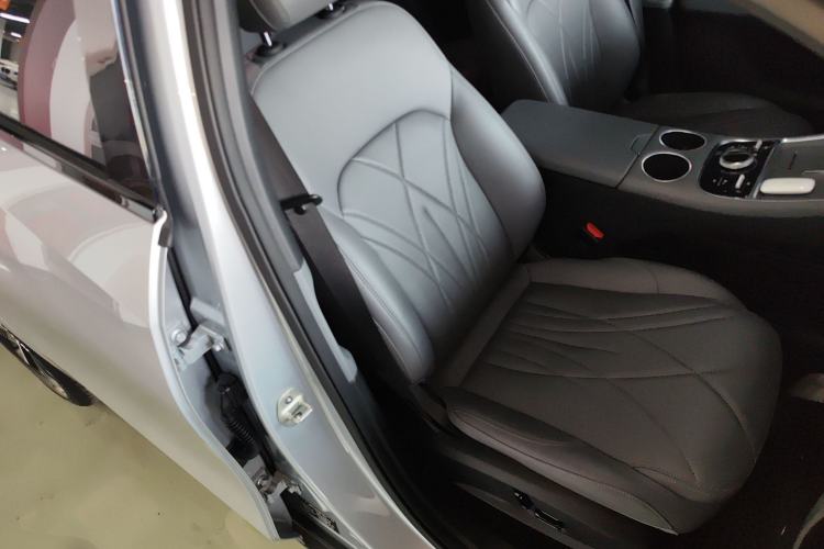 Used  L6 2025 EM-i 140km Starship Edition
