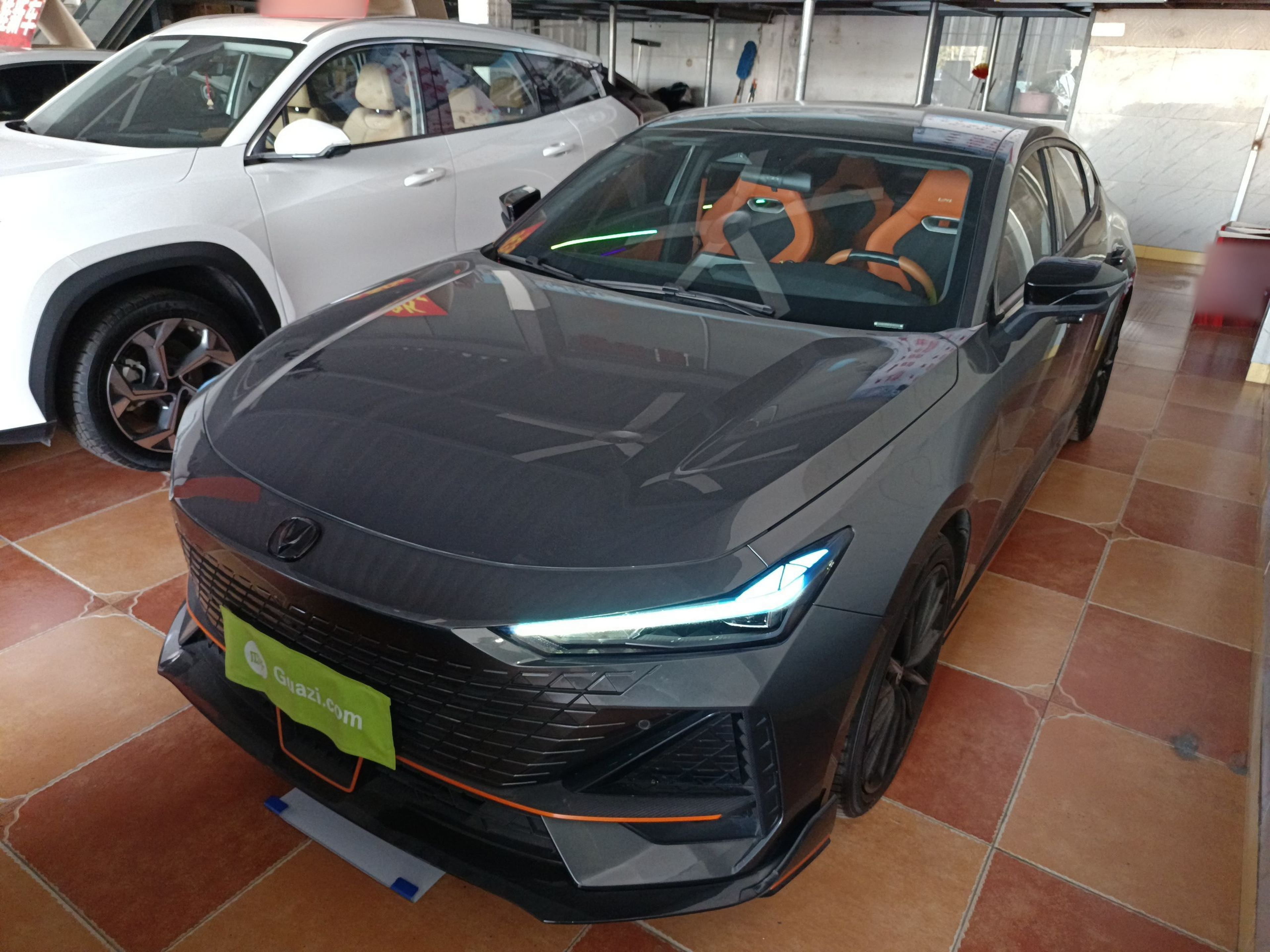 Под передней частью автомобиля