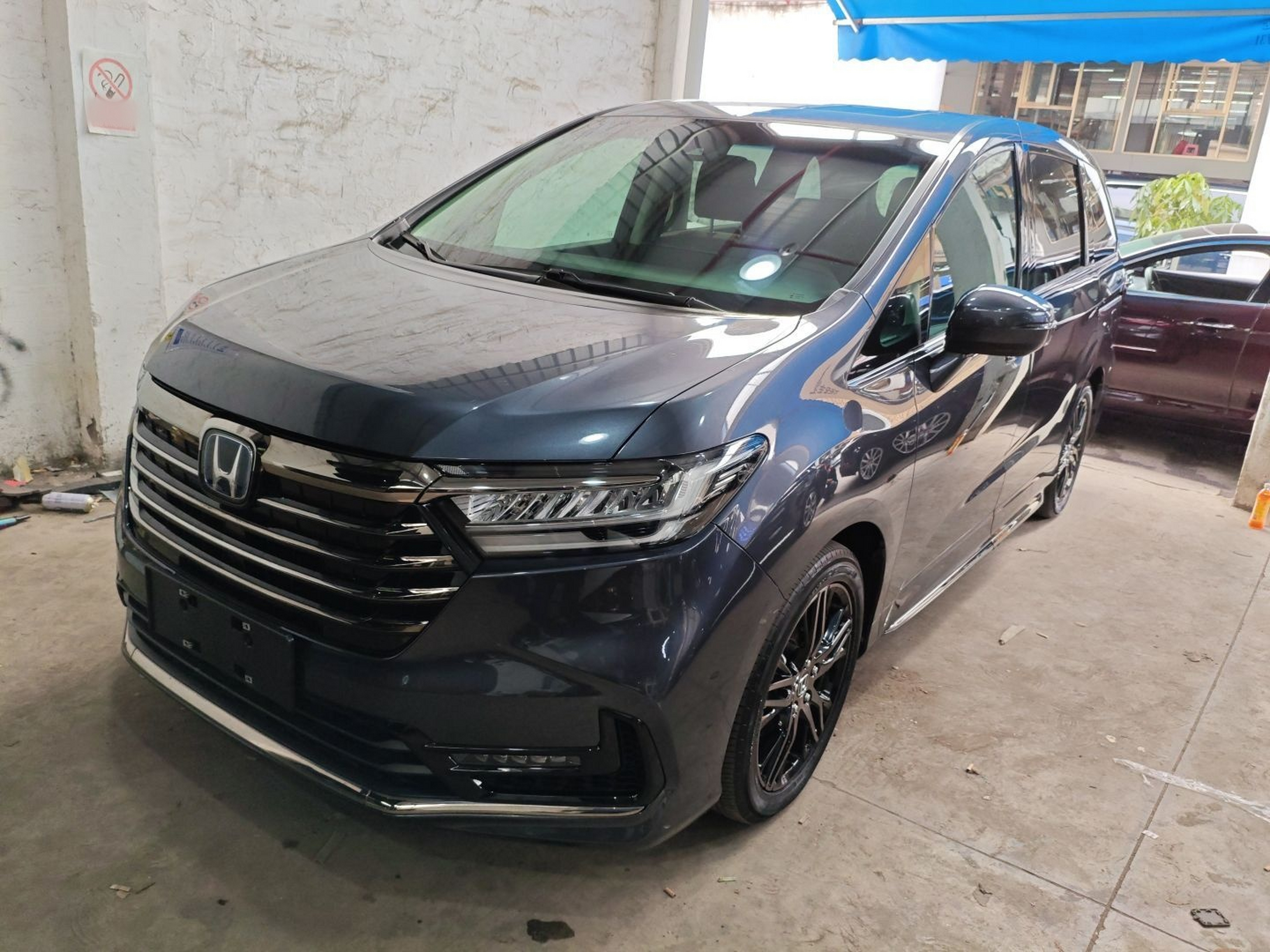 Под передней частью автомобиля