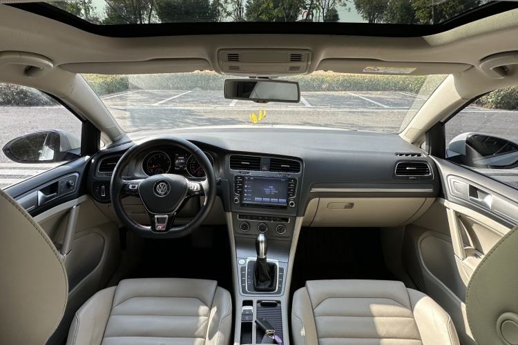 Used Volkswagen Golf 2016 230TSI Automatic Luxury Version
