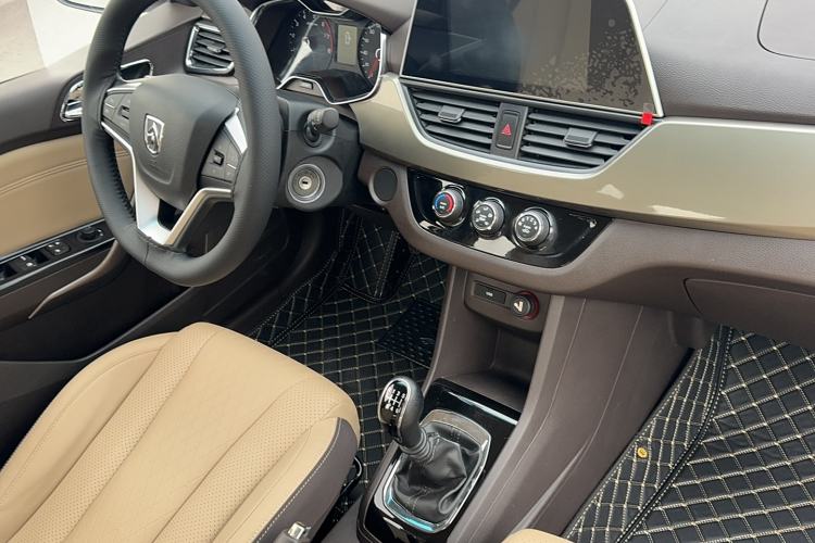 Used Baojun 310W 2017 1.5L Manual Fashion Edition China VI
