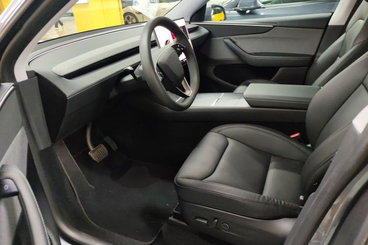 Used Tesla Model Y 2025 Rear-Wheel-Drive Version
