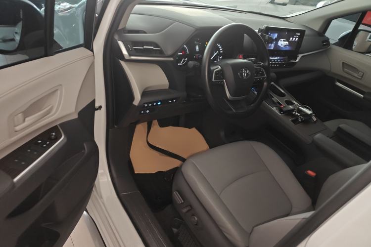 Used Toyota Granvia 2024 2.5L Hybrid Comfort Edition
