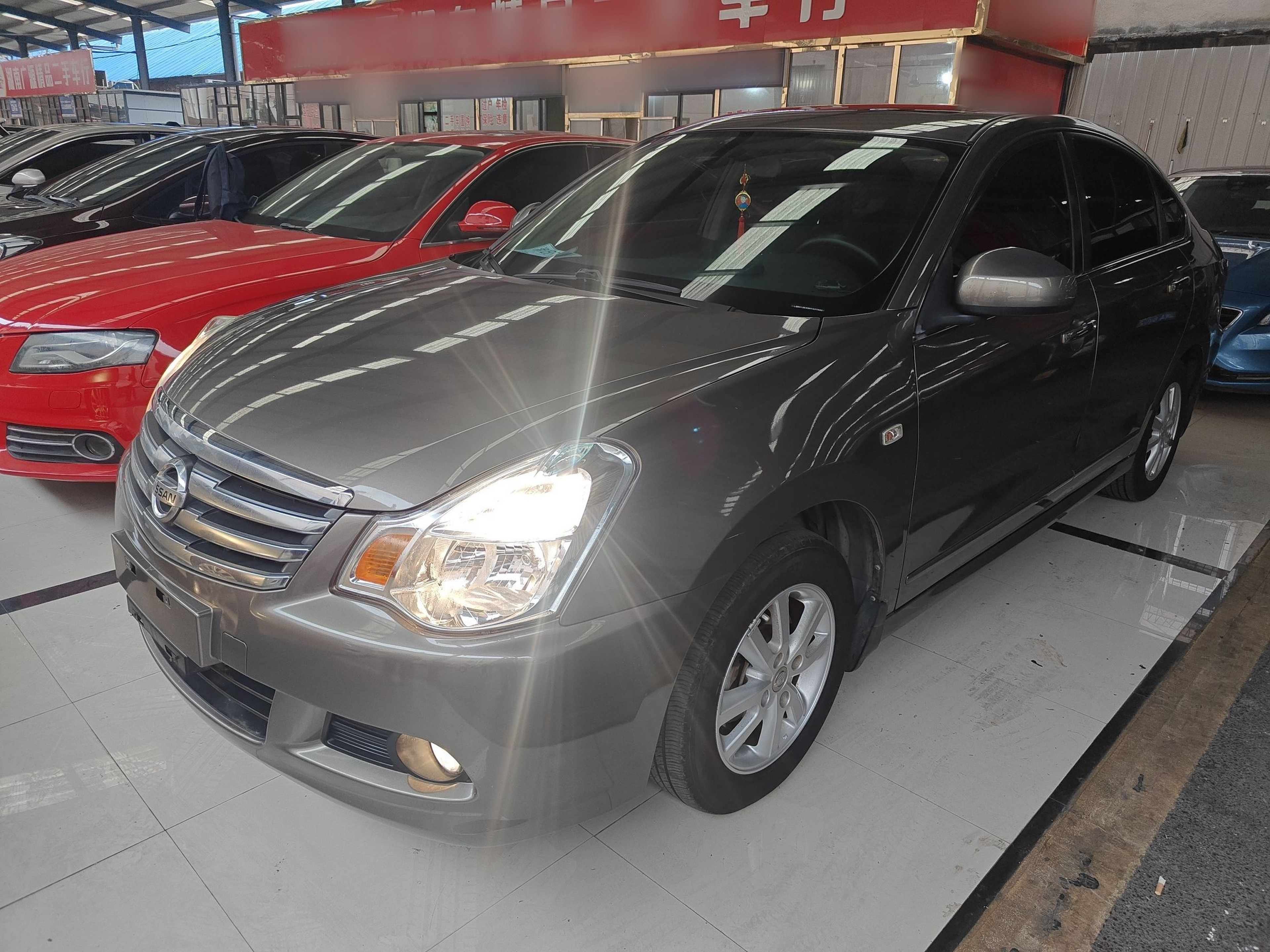 تحت مقدمة السيارة