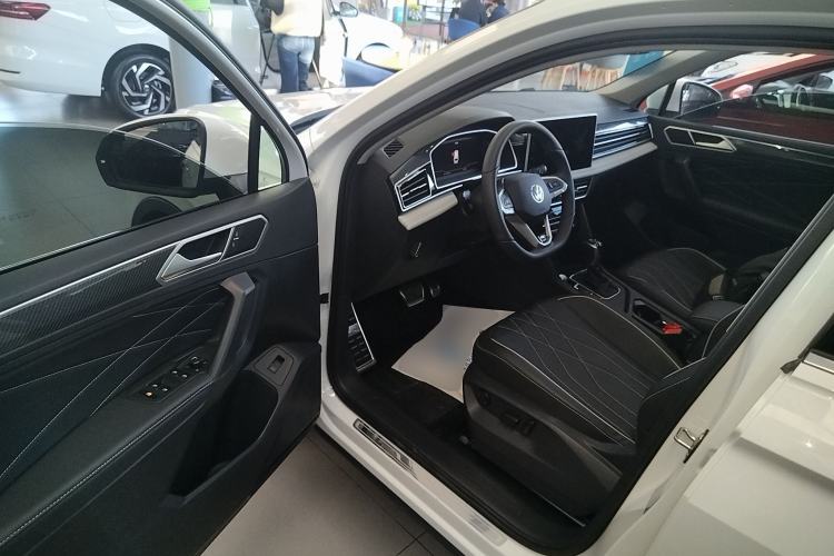 Used Volkswagen Tiguan L 2024 Outstanding Model 330TSI Automatic Two-Wheel Drive R-Line Dragon Glory Edition
