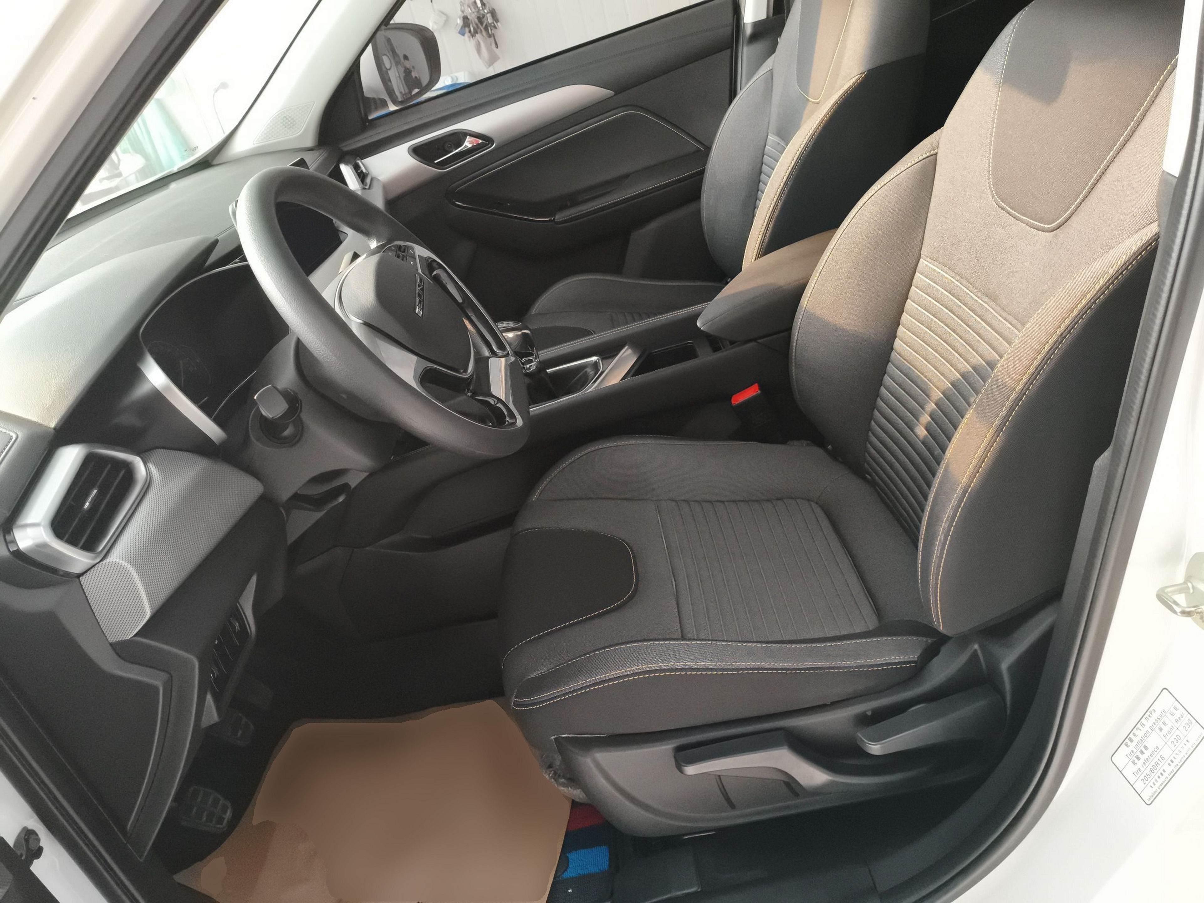 المقاعد الأمامية داخل السيارة