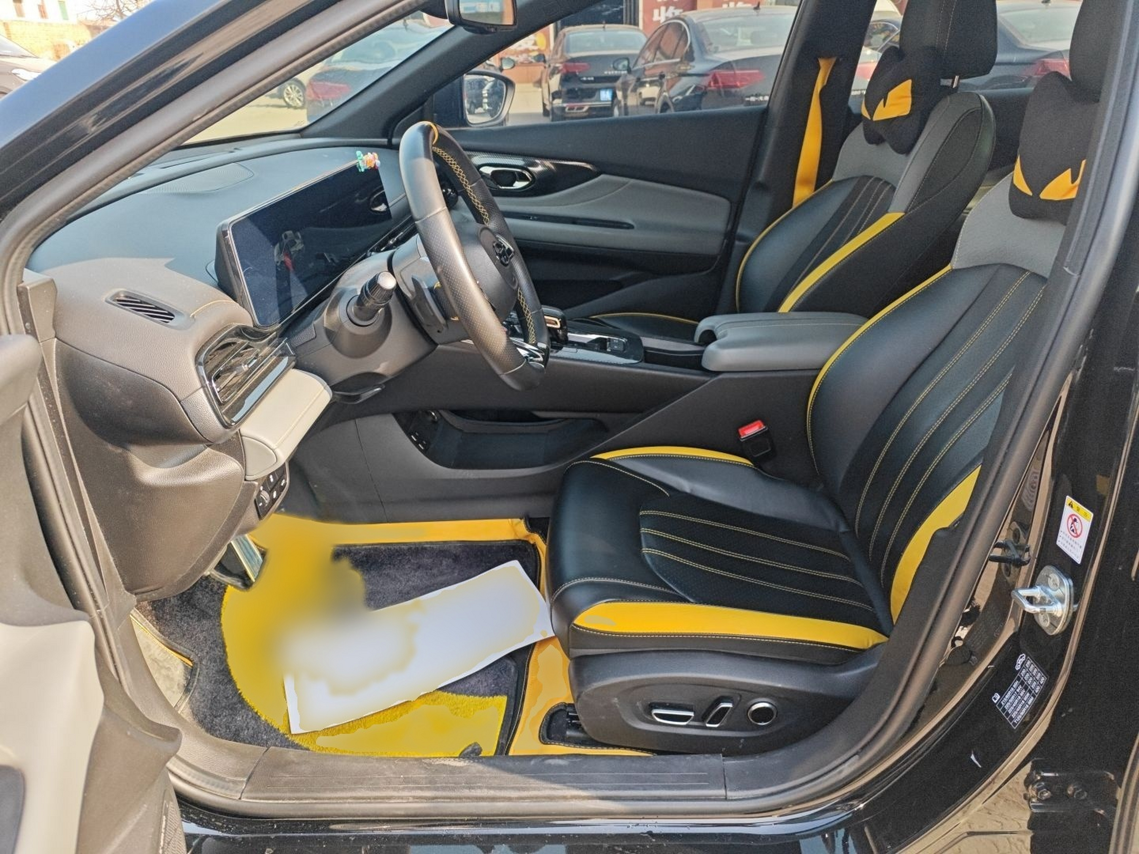 المقاعد الأمامية داخل السيارة