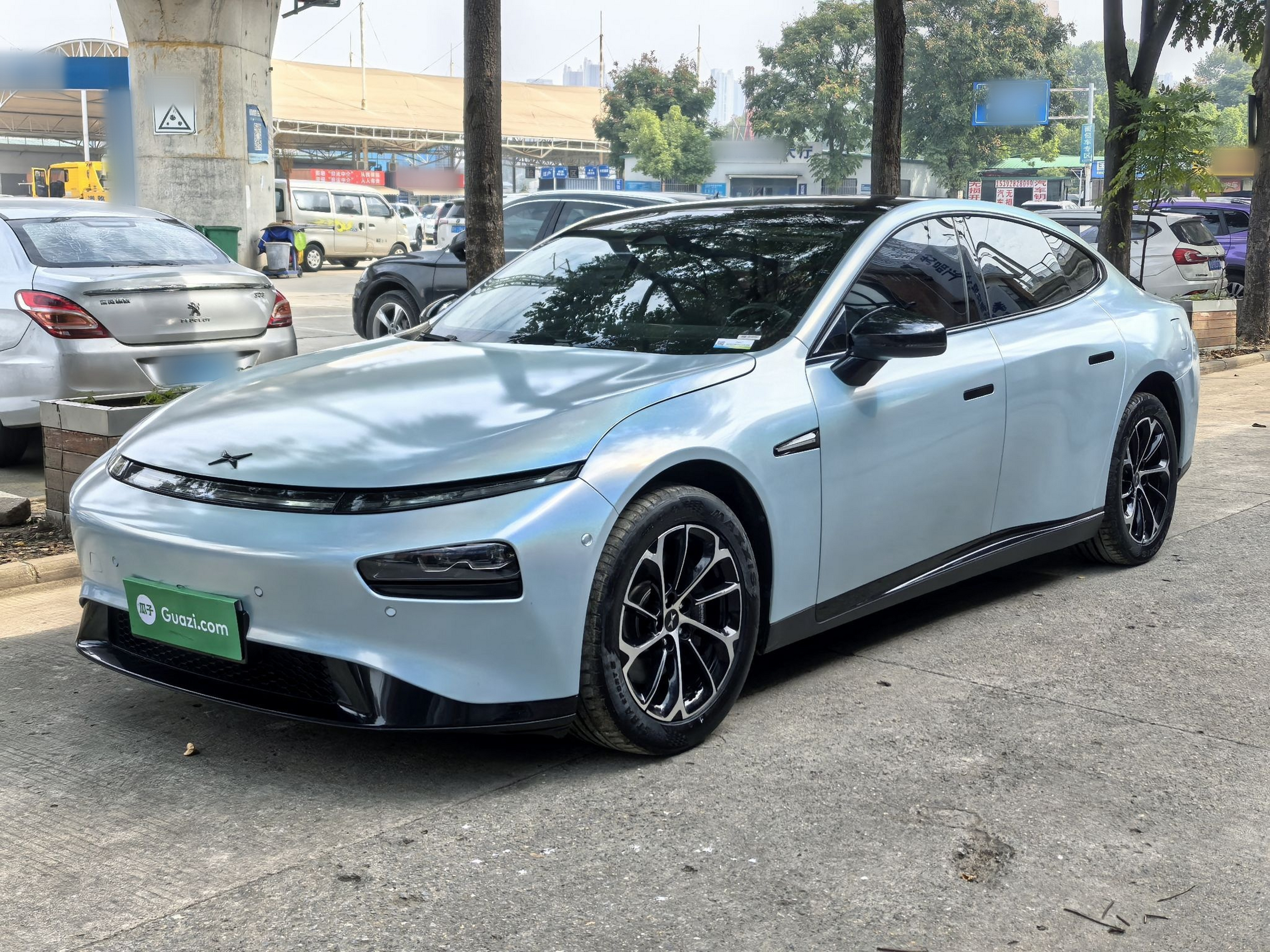 Под передней частью автомобиля