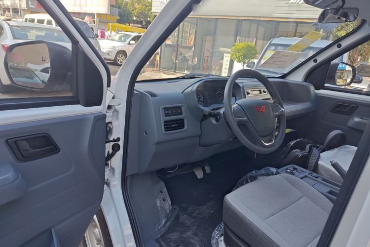 Used Wuling Yangguang 2024 300KM Comfort Version Passenger Van 75kW