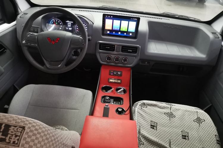 Used Wuling Yangguang 2024 300KM Comfort Version Passenger Van 75kW