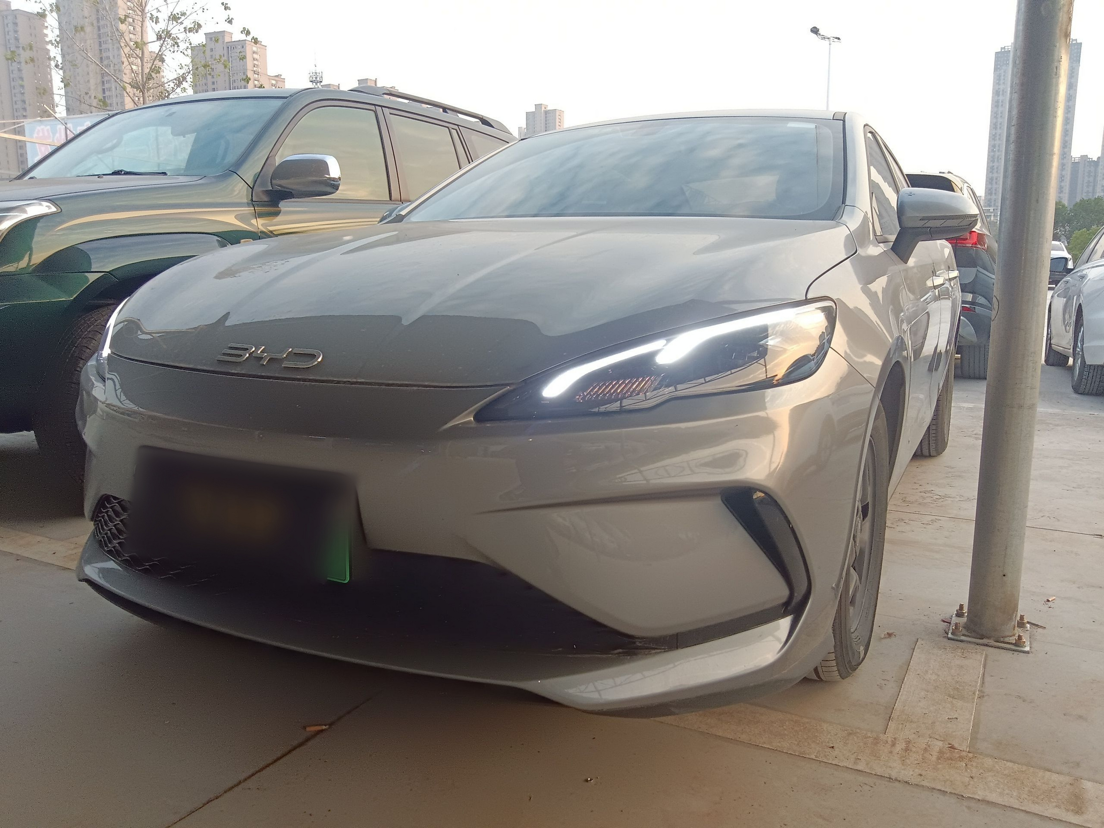 تحت مقدمة السيارة