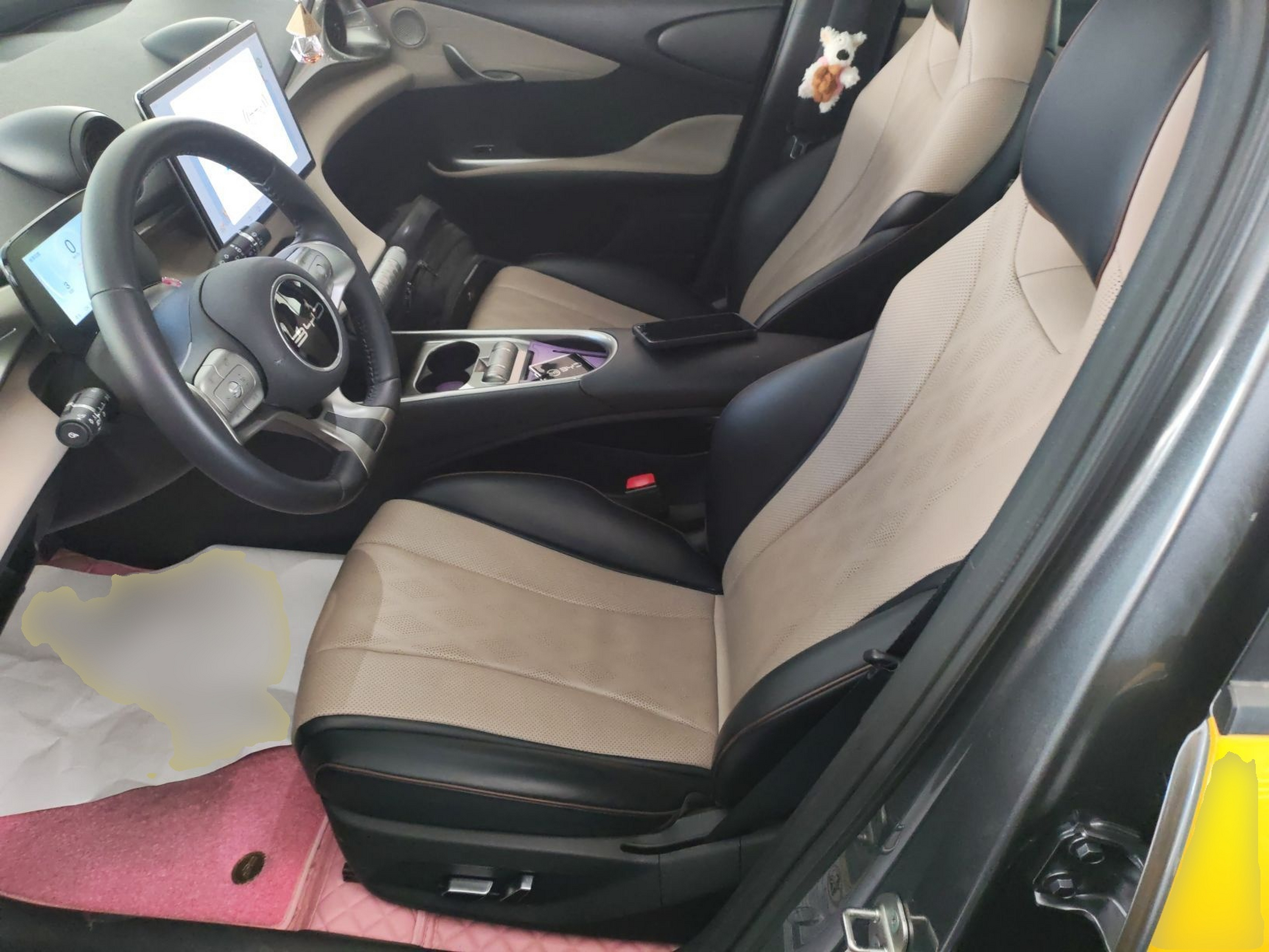 المقاعد الأمامية داخل السيارة