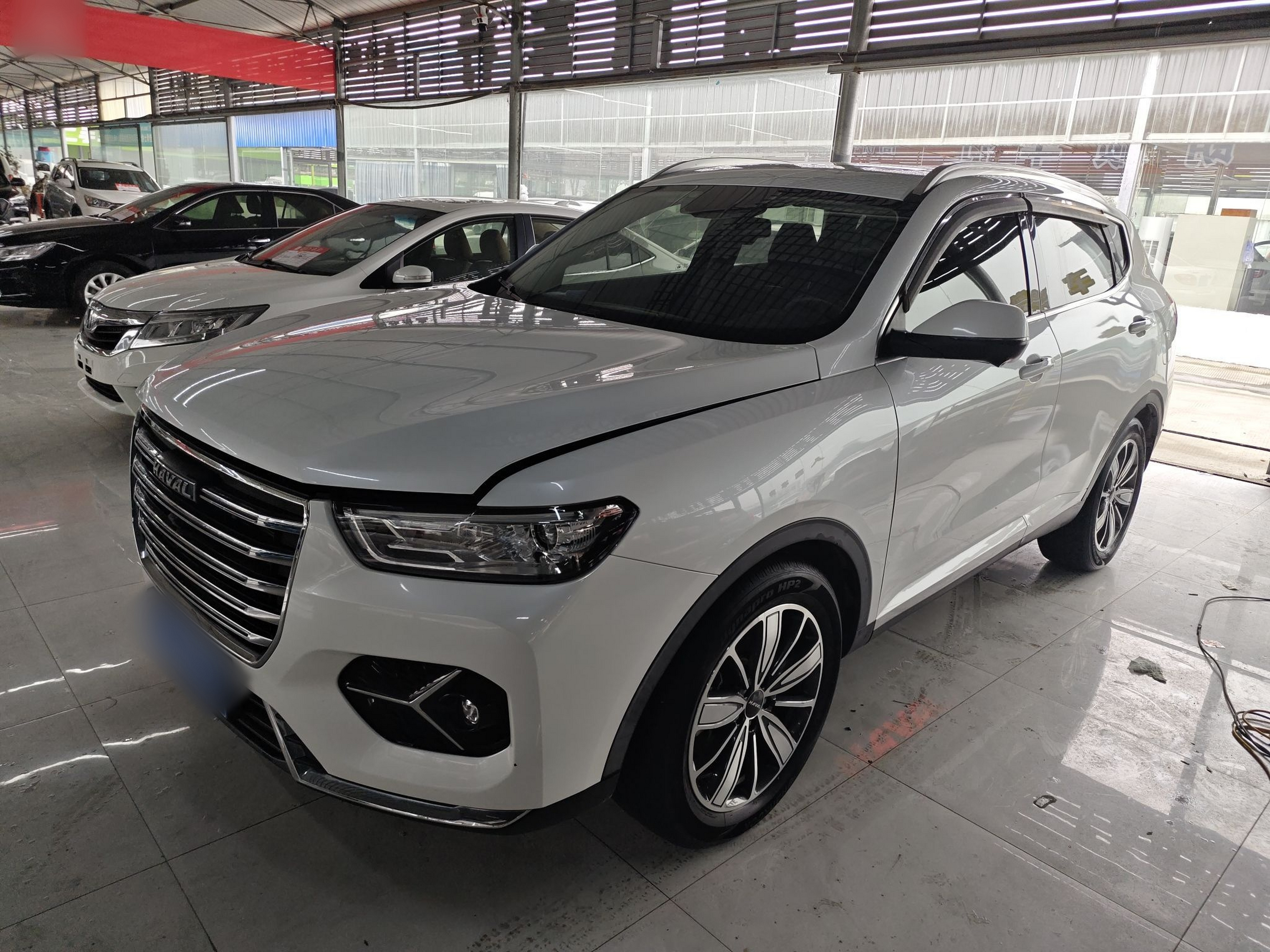 Под передней частью автомобиля