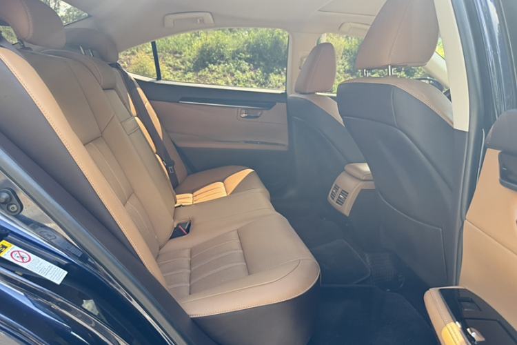 Used Lexus ES 2015 300h Comfort Edition
