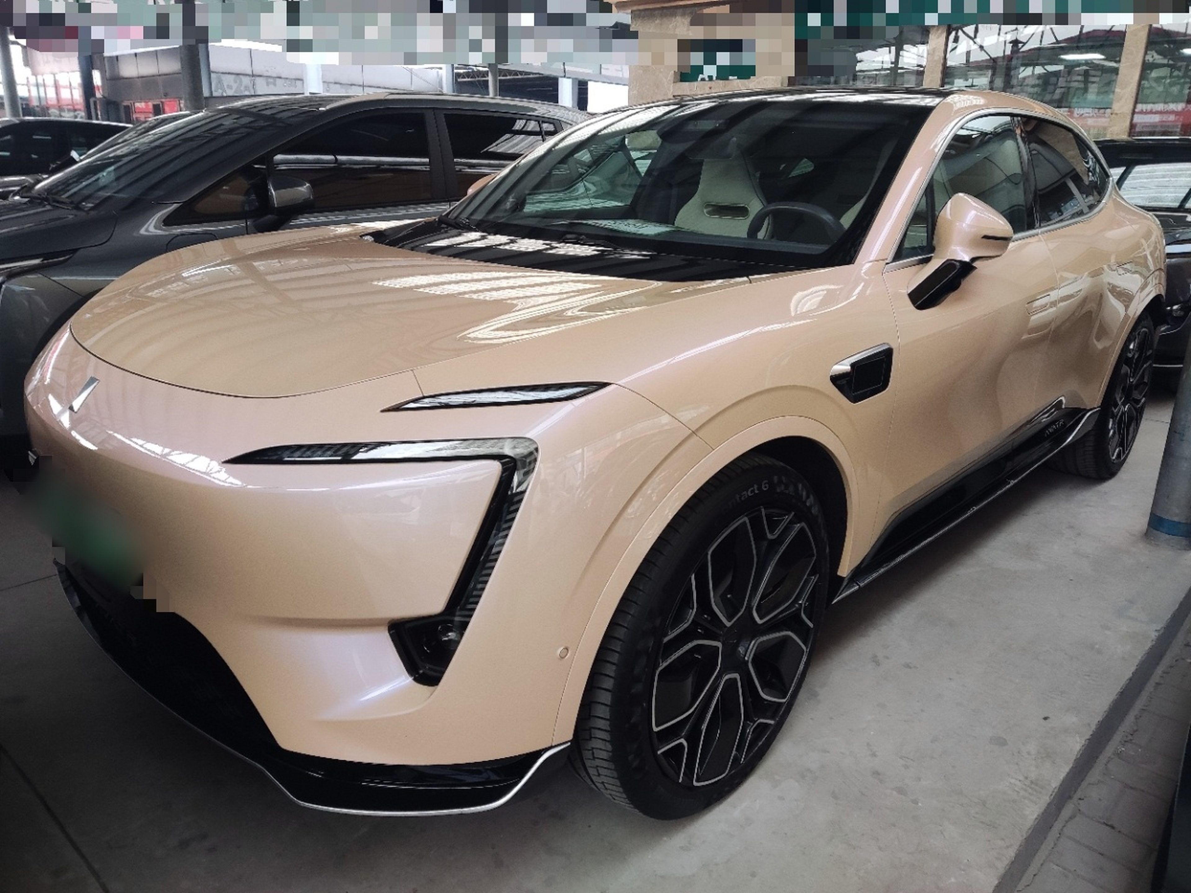 تحت مقدمة السيارة